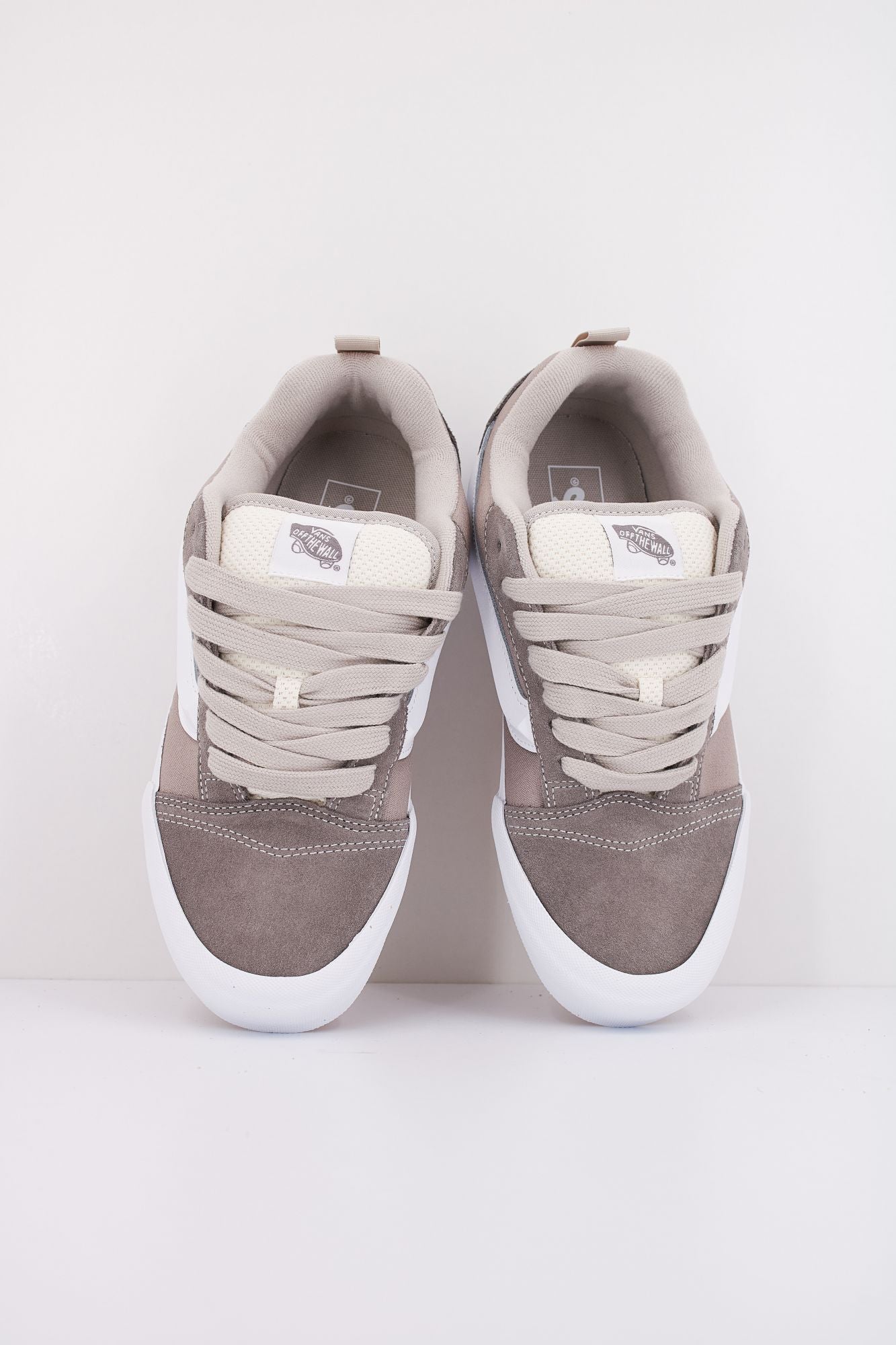 VANS KNU SKOOL en color GRIS (3)