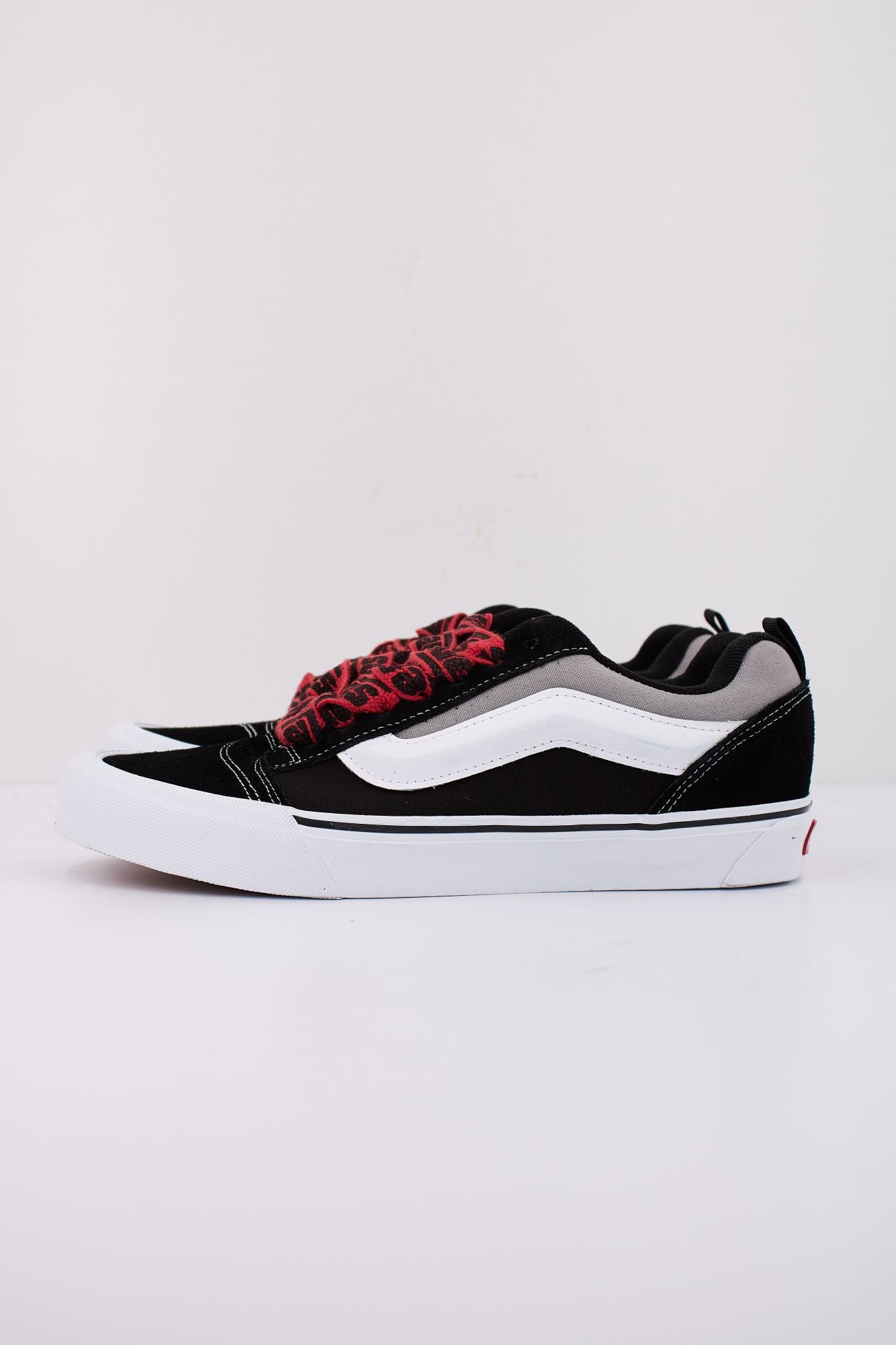 VANS KNU SKOOL en color NEGRO (1)