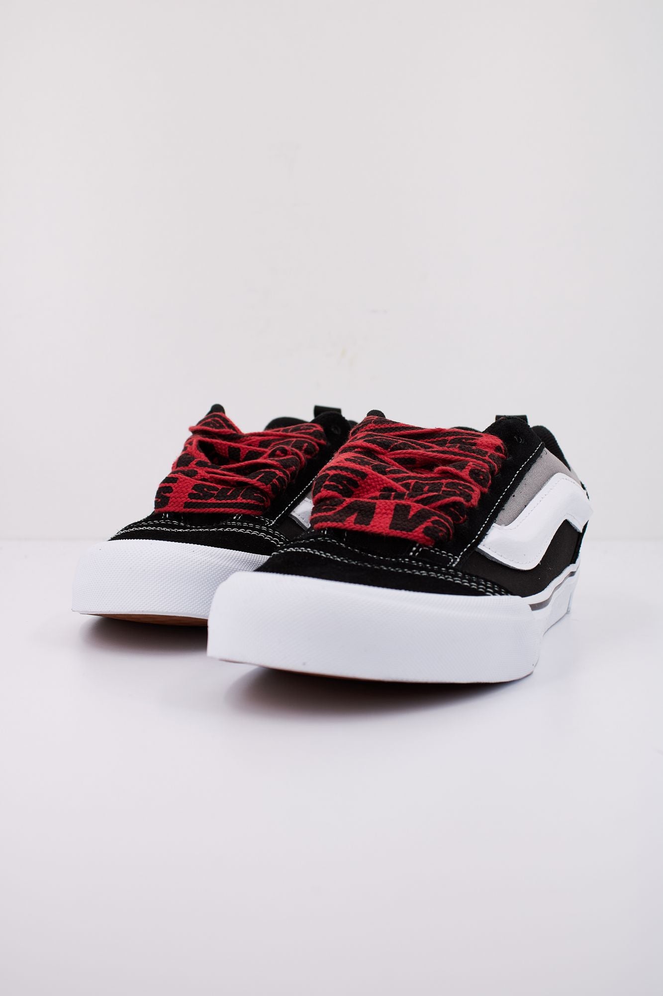 VANS KNU SKOOL en color NEGRO (2)