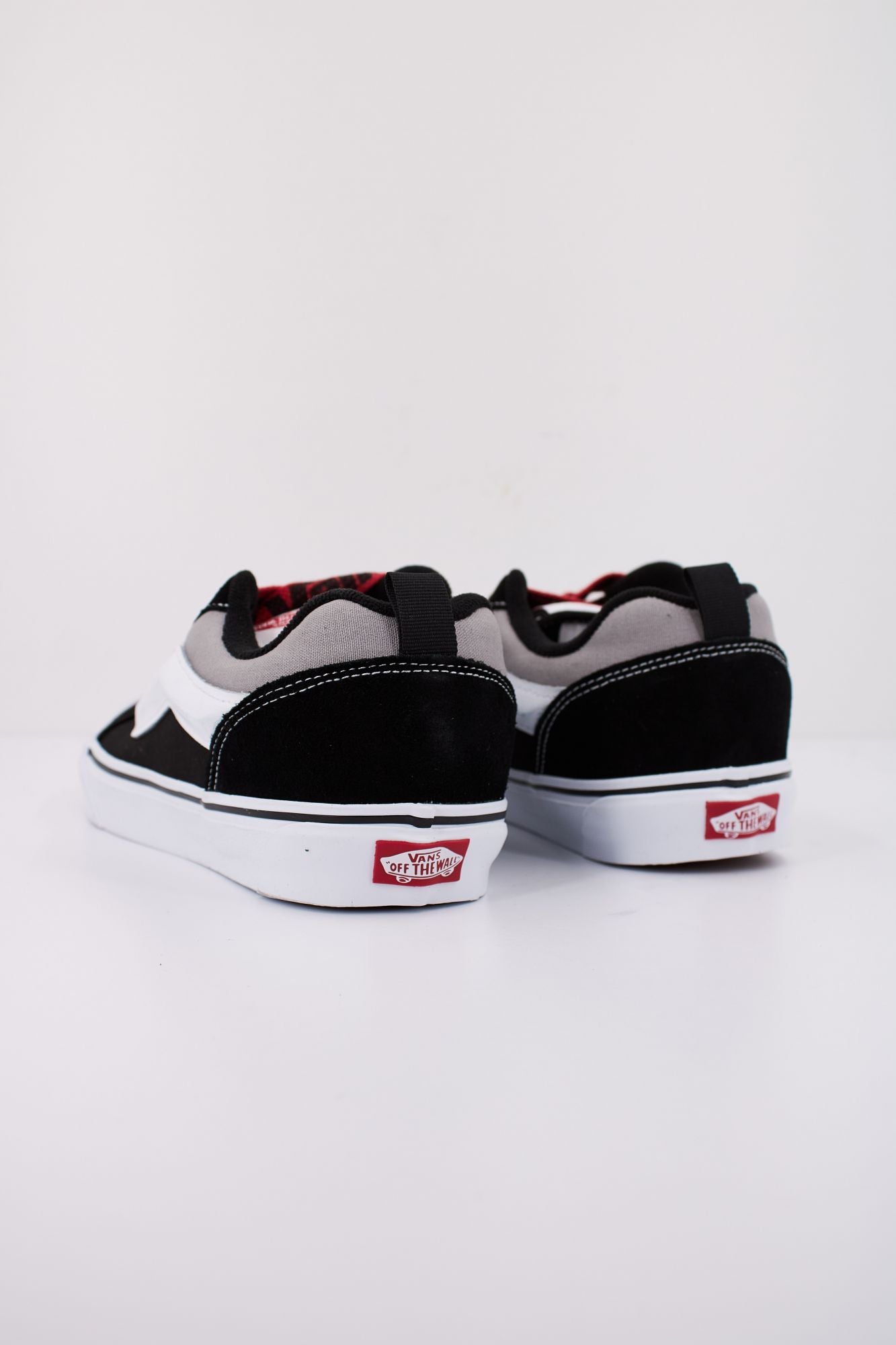 VANS KNU SKOOL en color NEGRO (4)