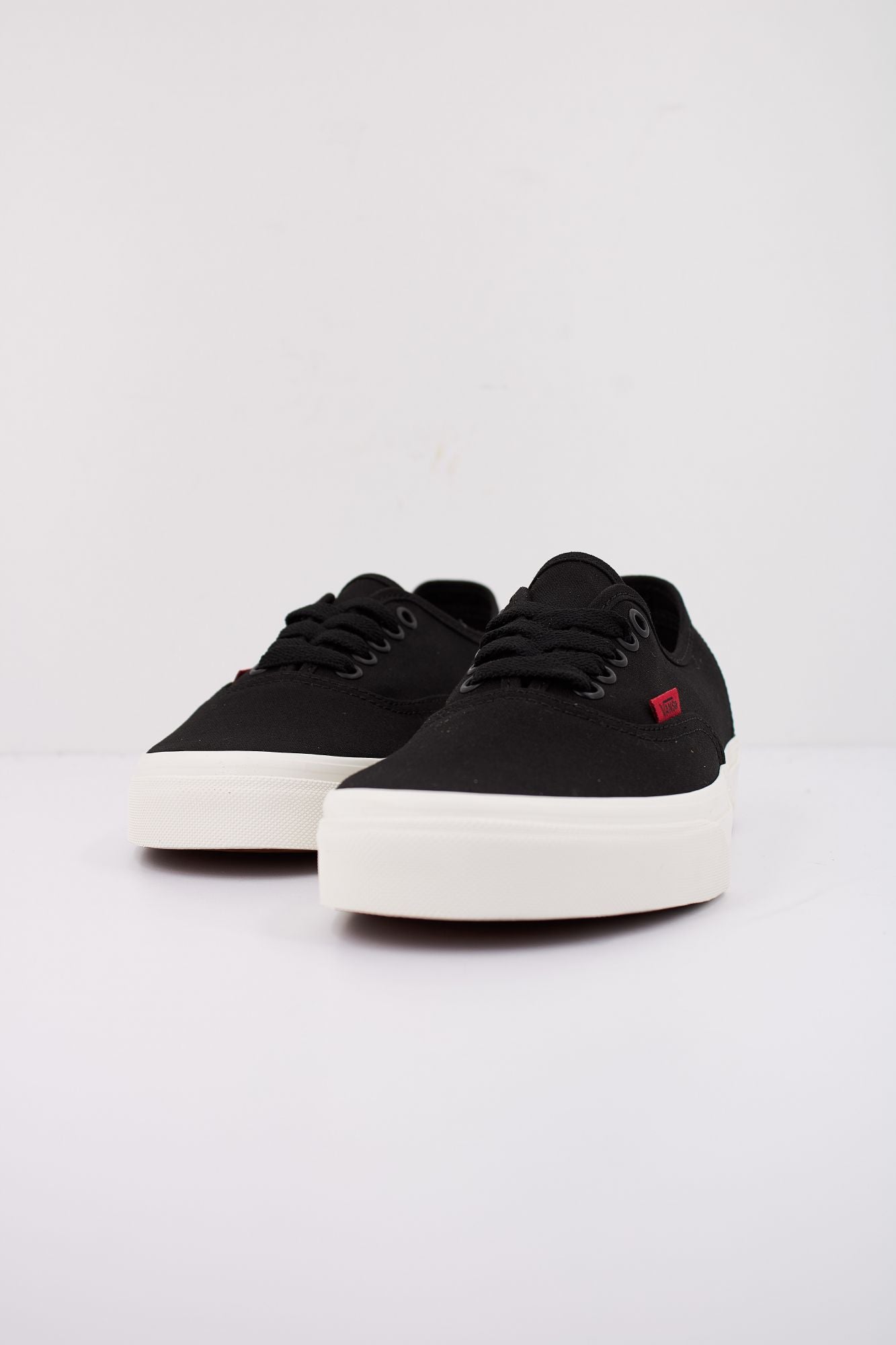 VANS AUTHENTIC  en color NEGRO (2)