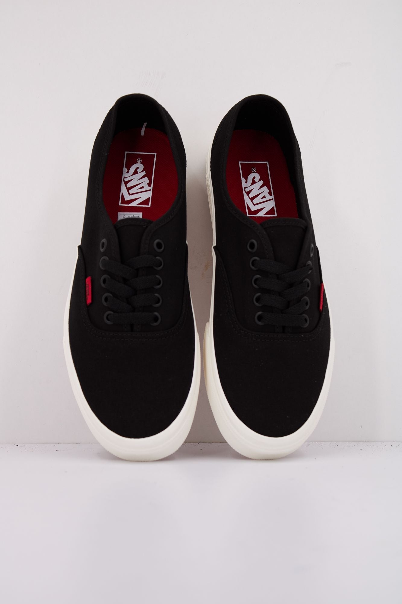 VANS AUTHENTIC  en color NEGRO (3)