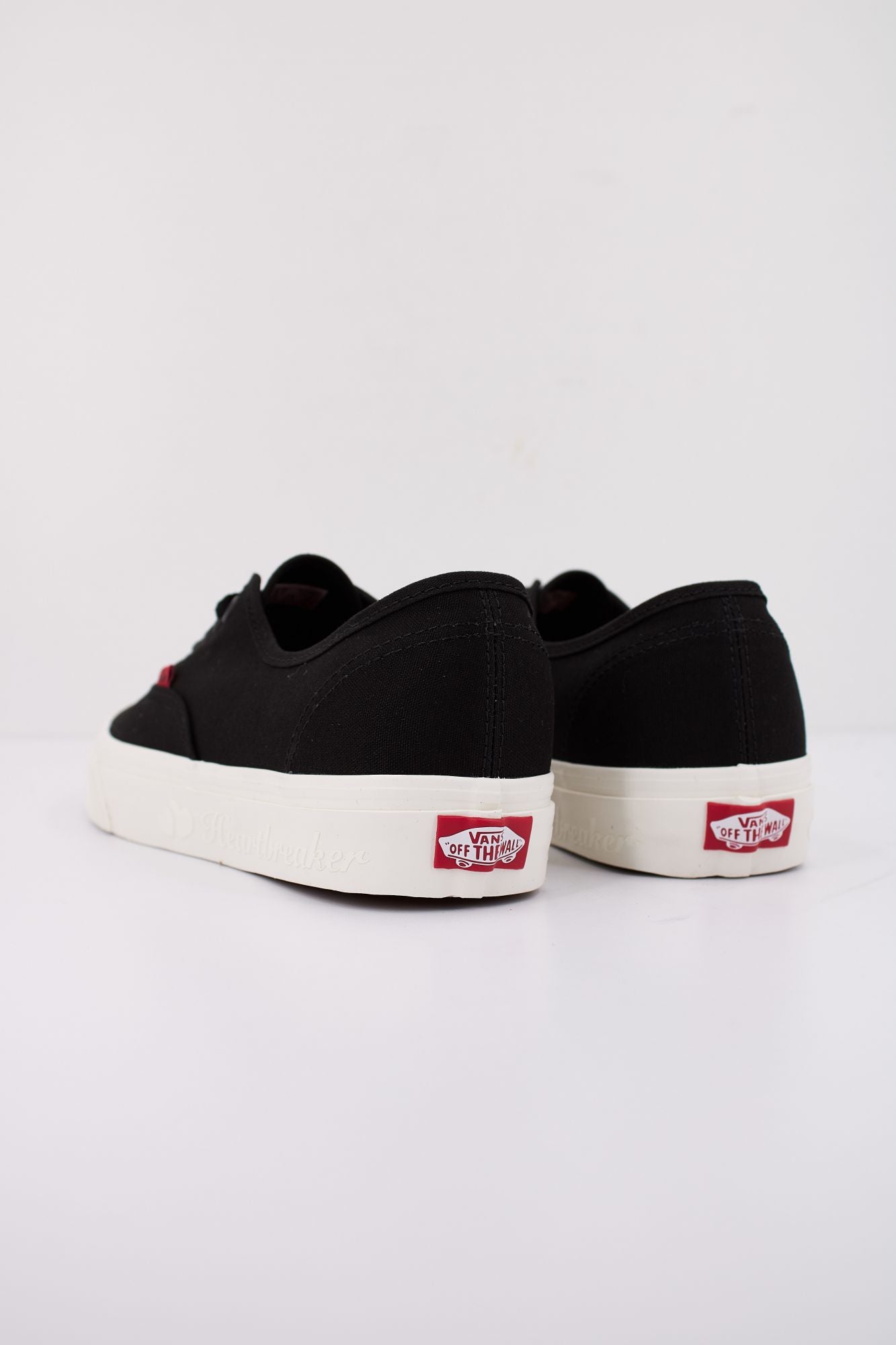 VANS AUTHENTIC  en color NEGRO (4)