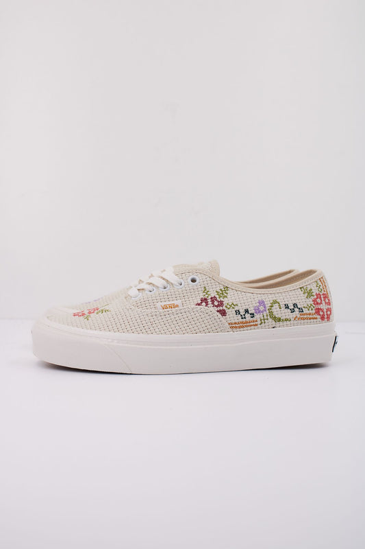 VANS UA AUTHENTIC 44 DX STI en color BLANCO (1)