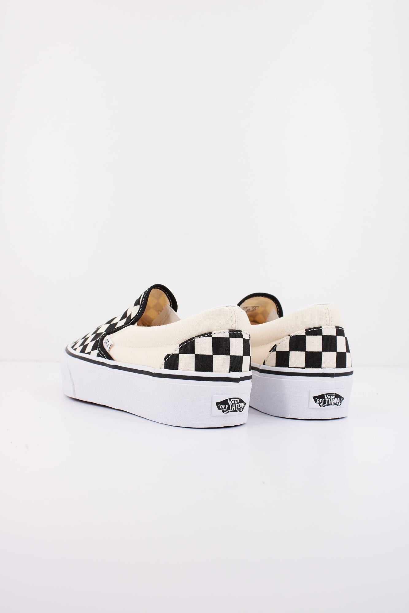 VANS CLASSIC SLIP-ON PLATFORM en color BEIS (3)