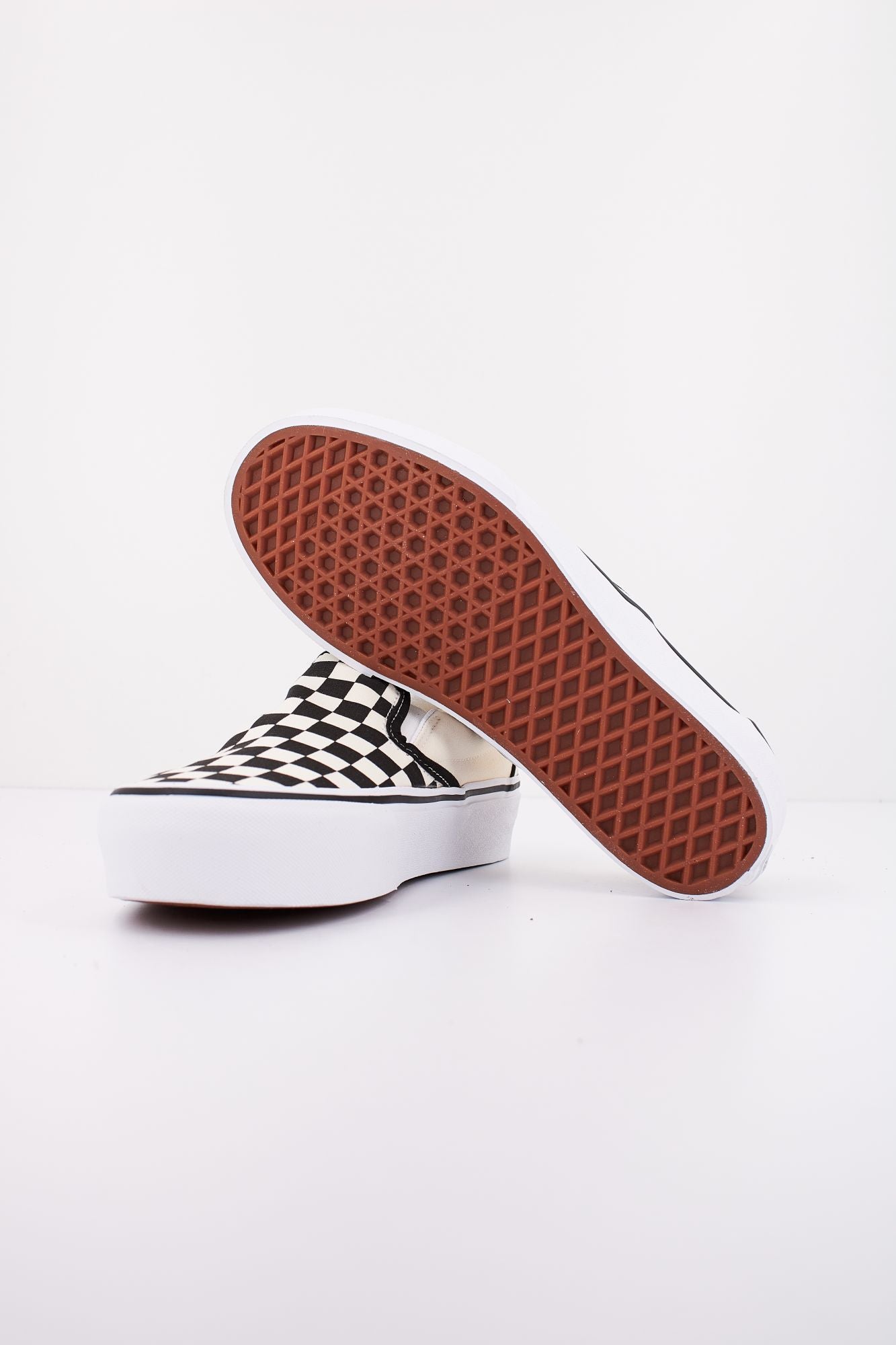 VANS CLASSIC SLIP-ON PLATFORM en color BEIS (4)