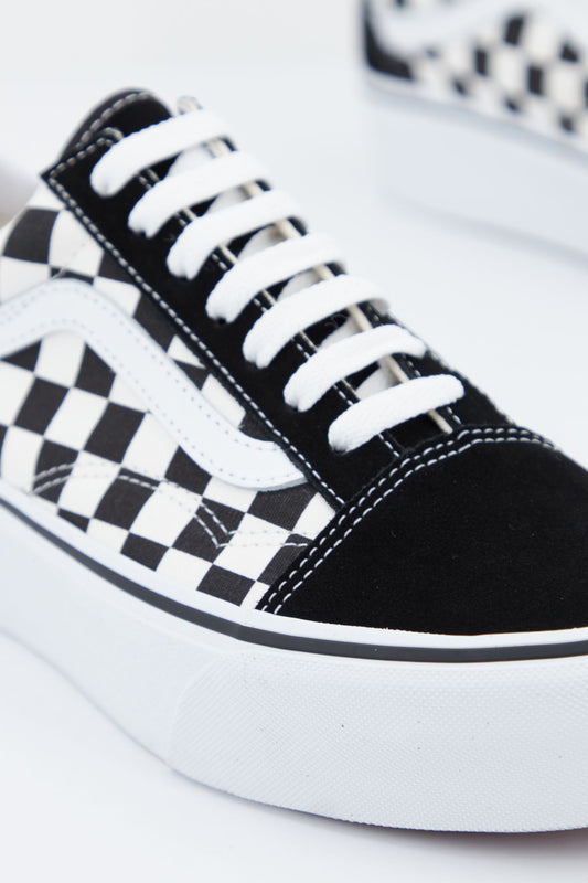 VANS OLD SKOOL PLATFORM en color NEGRO (2)