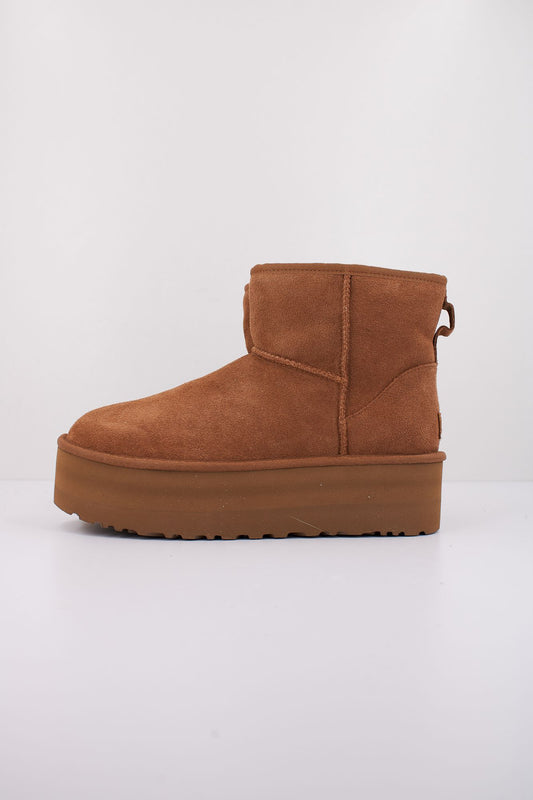 UGG  CLASSIC MINI PLATFORM en color MARRON CLARO (1)