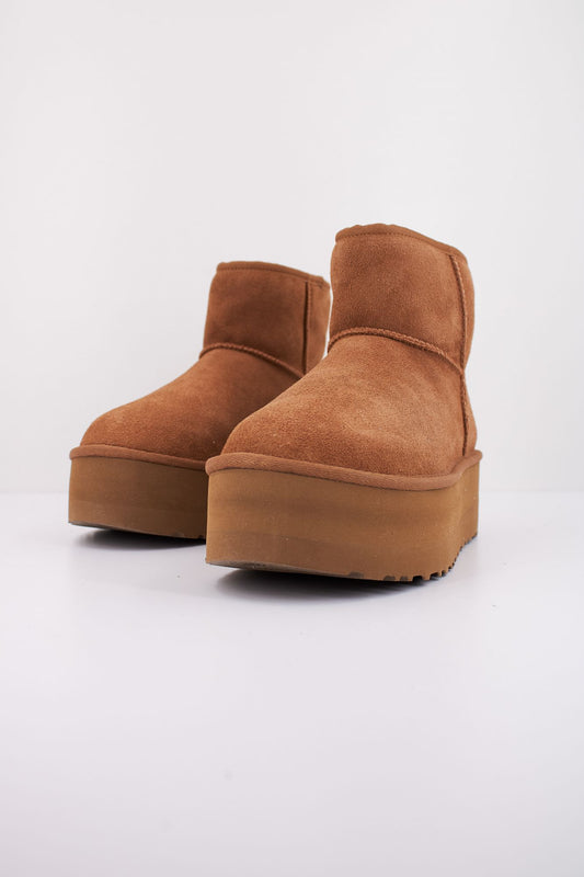 UGG  CLASSIC MINI PLATFORM en color MARRON CLARO (2)