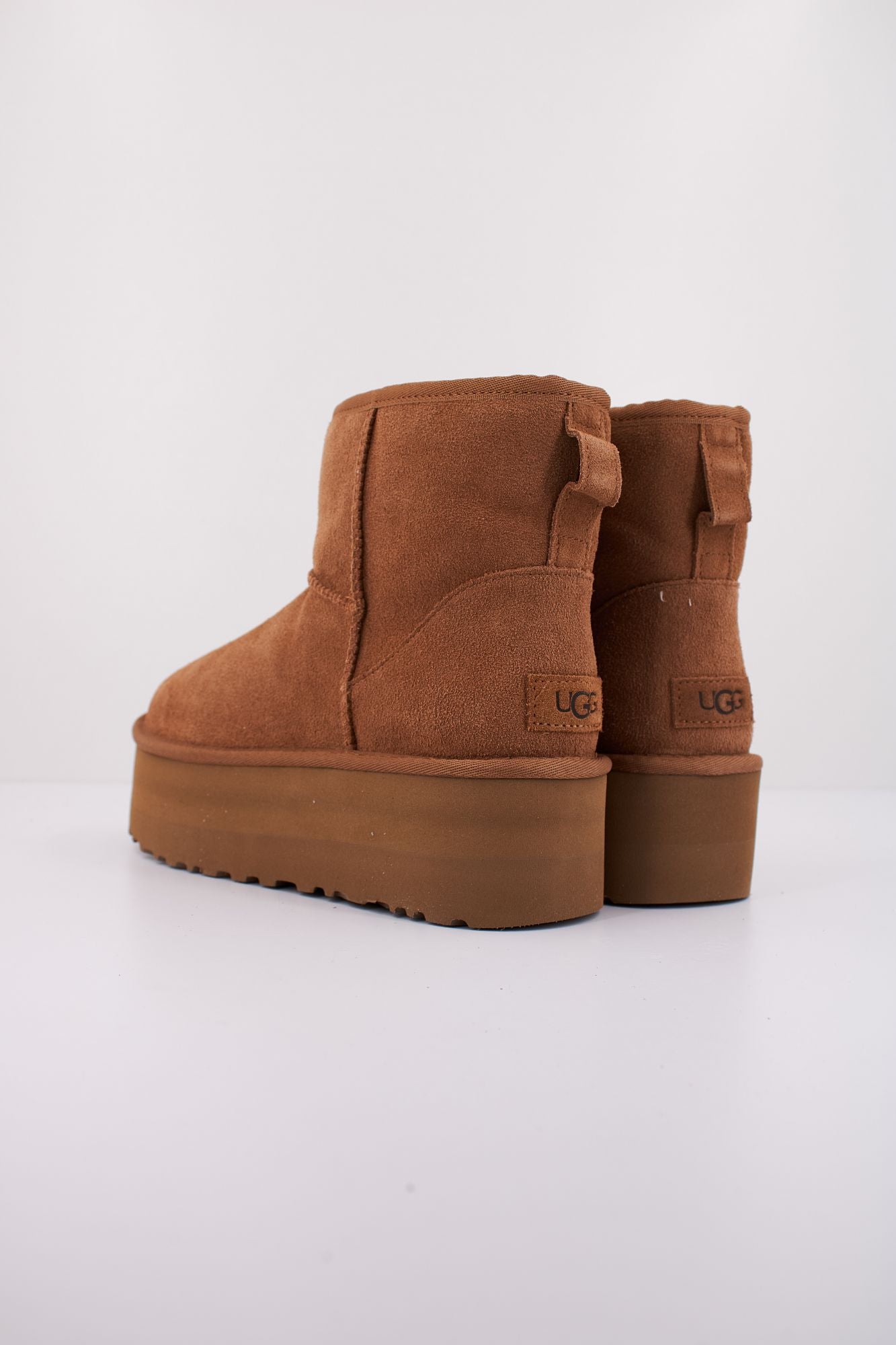 UGG  CLASSIC MINI PLATFORM en color MARRON CLARO (4)