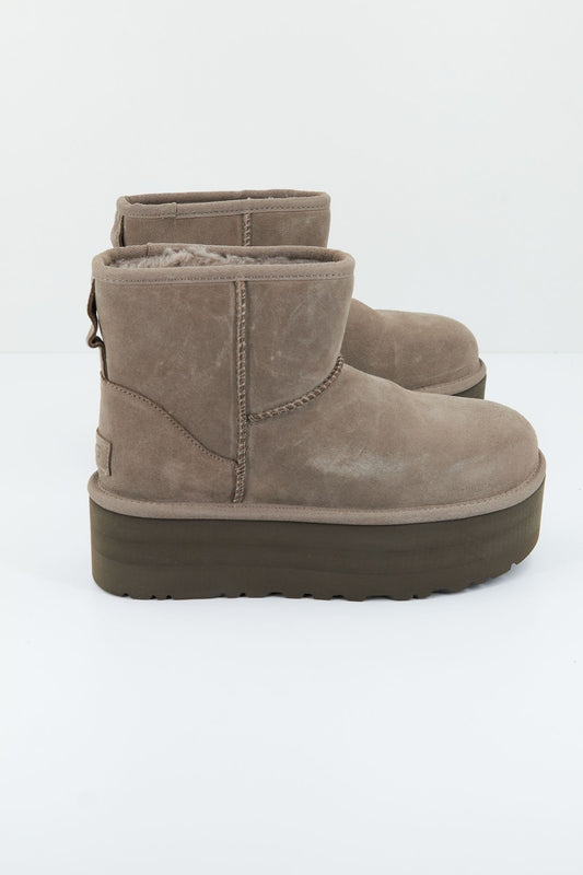 UGG  CLASSIC MINI PLATFORM en color GRIS (2)