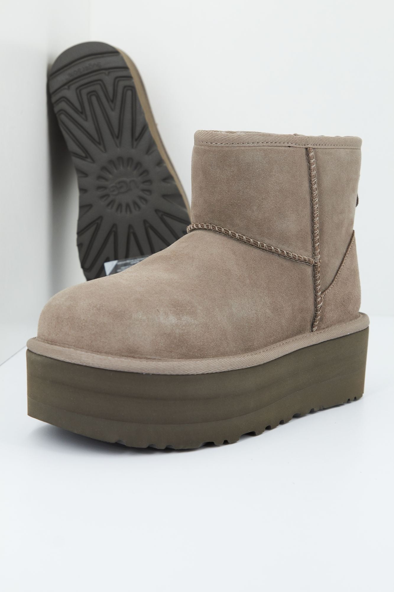 UGG  CLASSIC MINI PLATFORM en color GRIS (3)