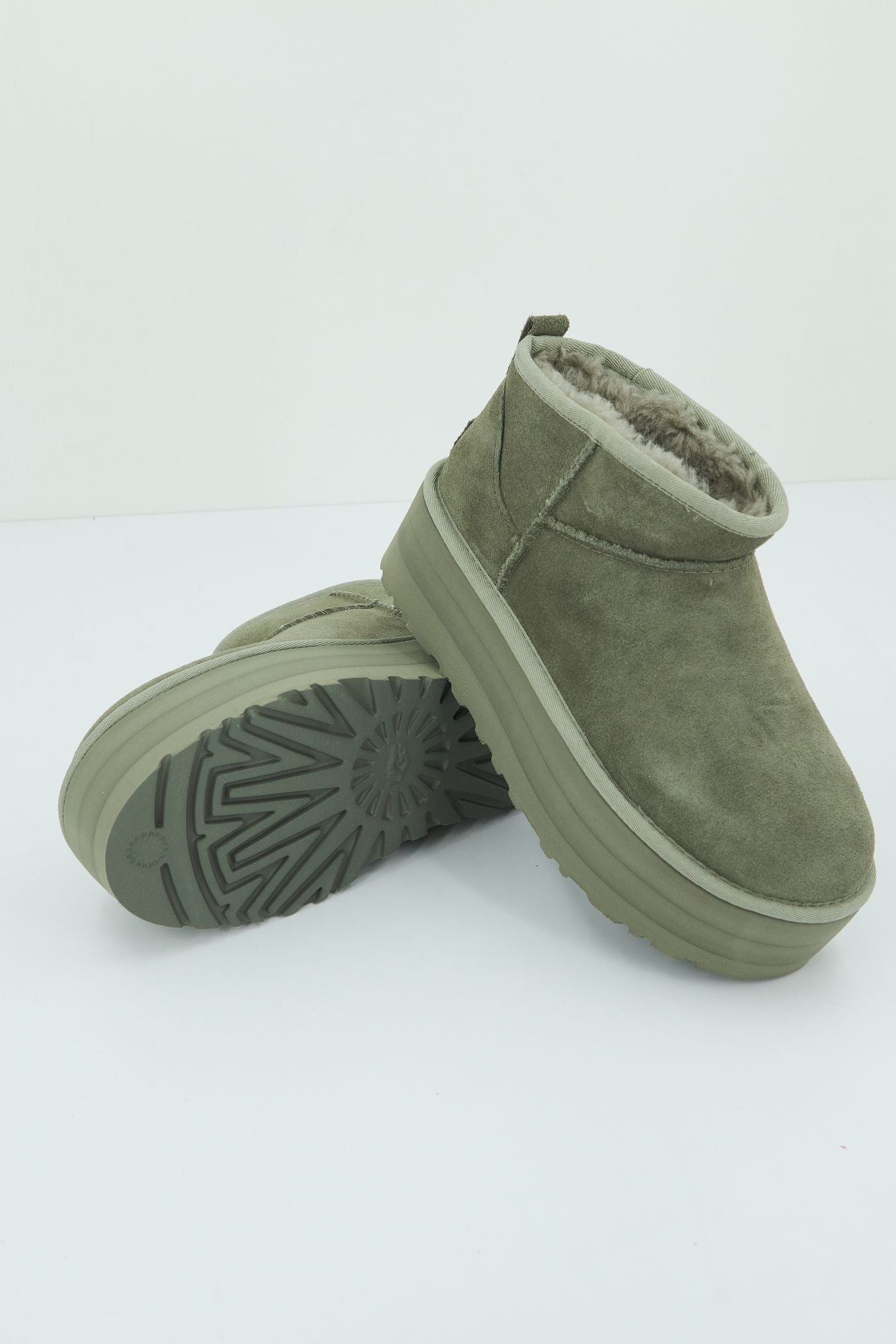 UGG W CLASSIC ULTRA MINI PLATF en color VERDE (1)