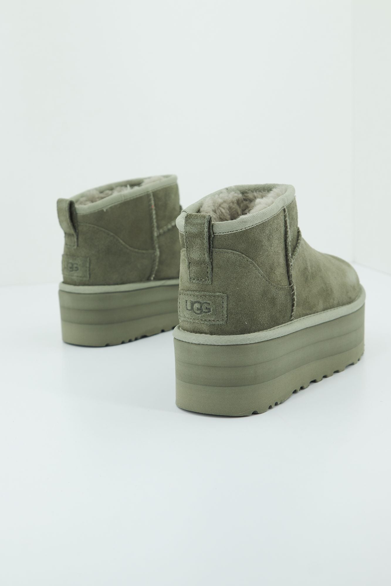 UGG W CLASSIC ULTRA MINI PLATF en color VERDE (2)