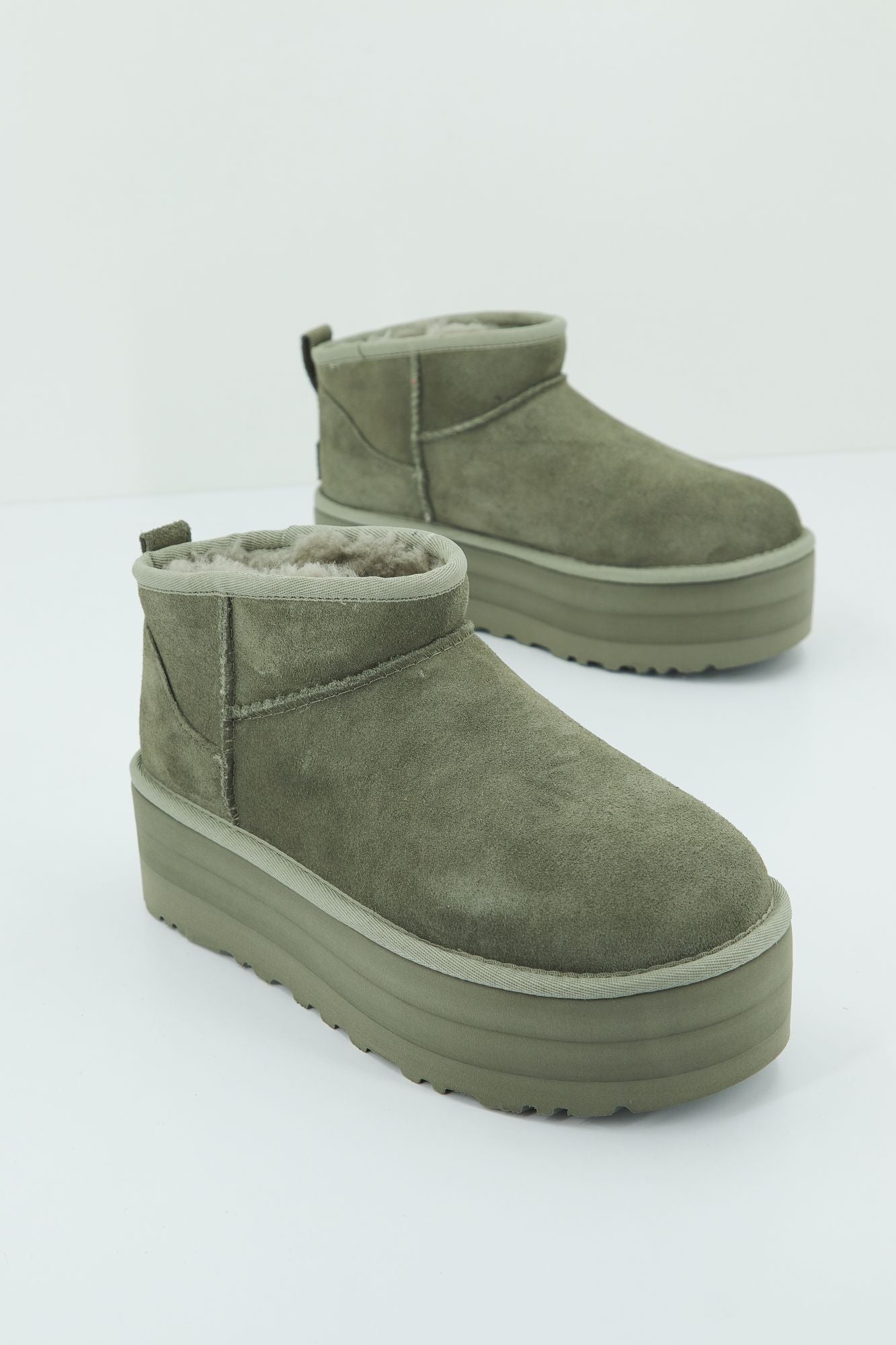 UGG W CLASSIC ULTRA MINI PLATF en color VERDE (3)