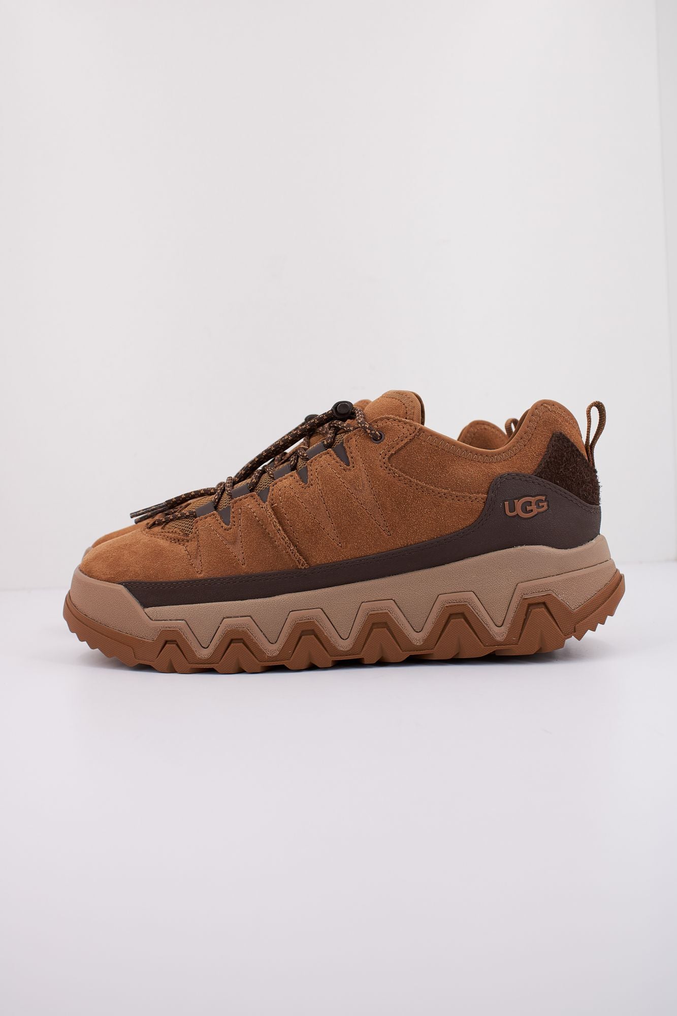 UGG M CAPTRAIL LOW en color MARRON CLARO (1)