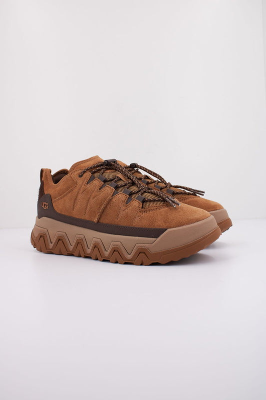 UGG M CAPTRAIL LOW en color MARRON CLARO (2)