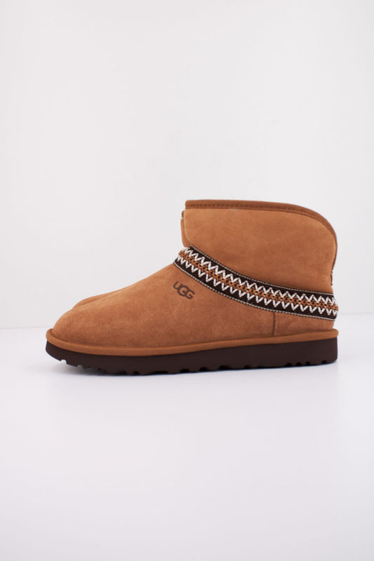 UGG CLASSIC MINI CRESCENT en color MARRON (1)