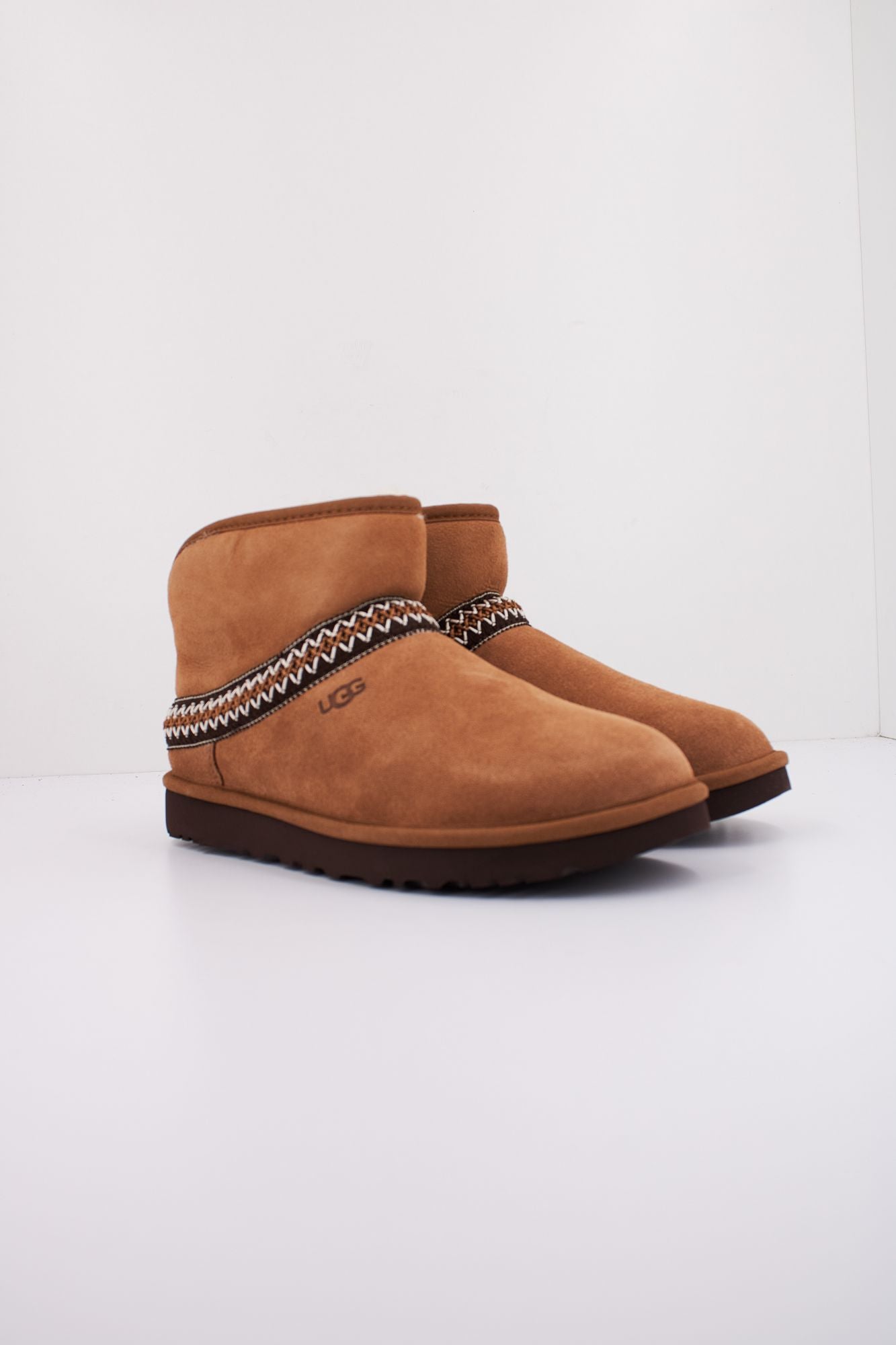 UGG CLASSIC MINI CRESCENT en color MARRON (2)