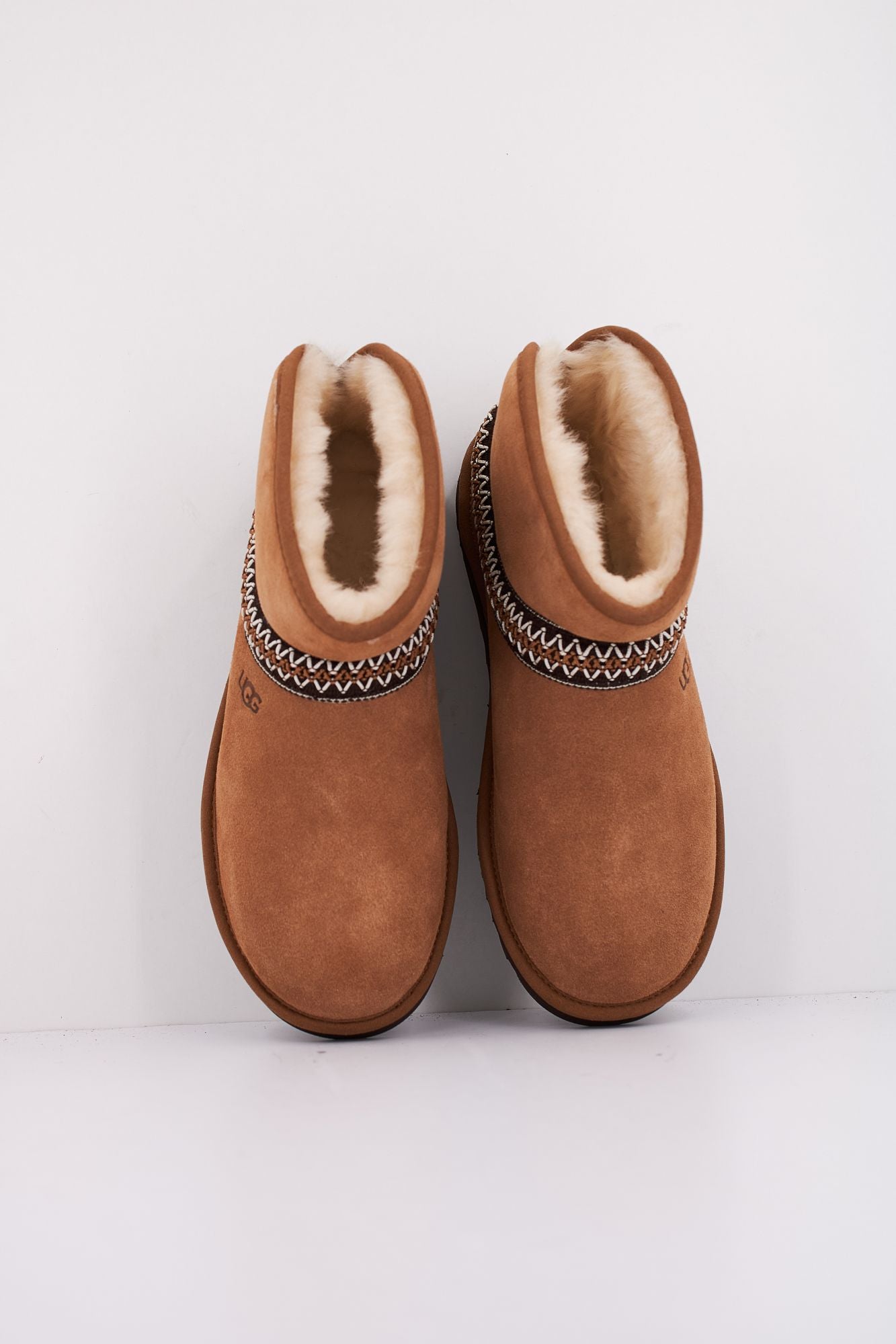 UGG CLASSIC MINI CRESCENT en color MARRON (3)