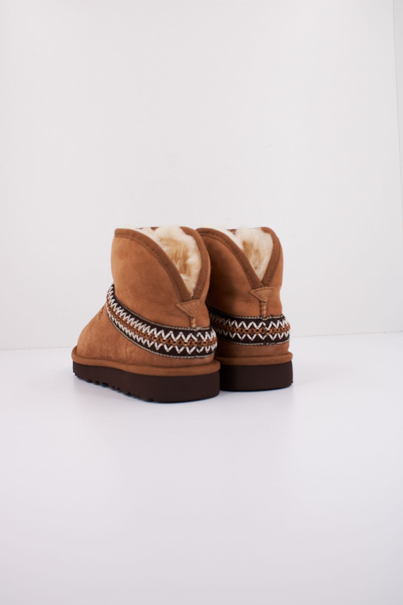 UGG CLASSIC MINI CRESCENT en color MARRON (4)