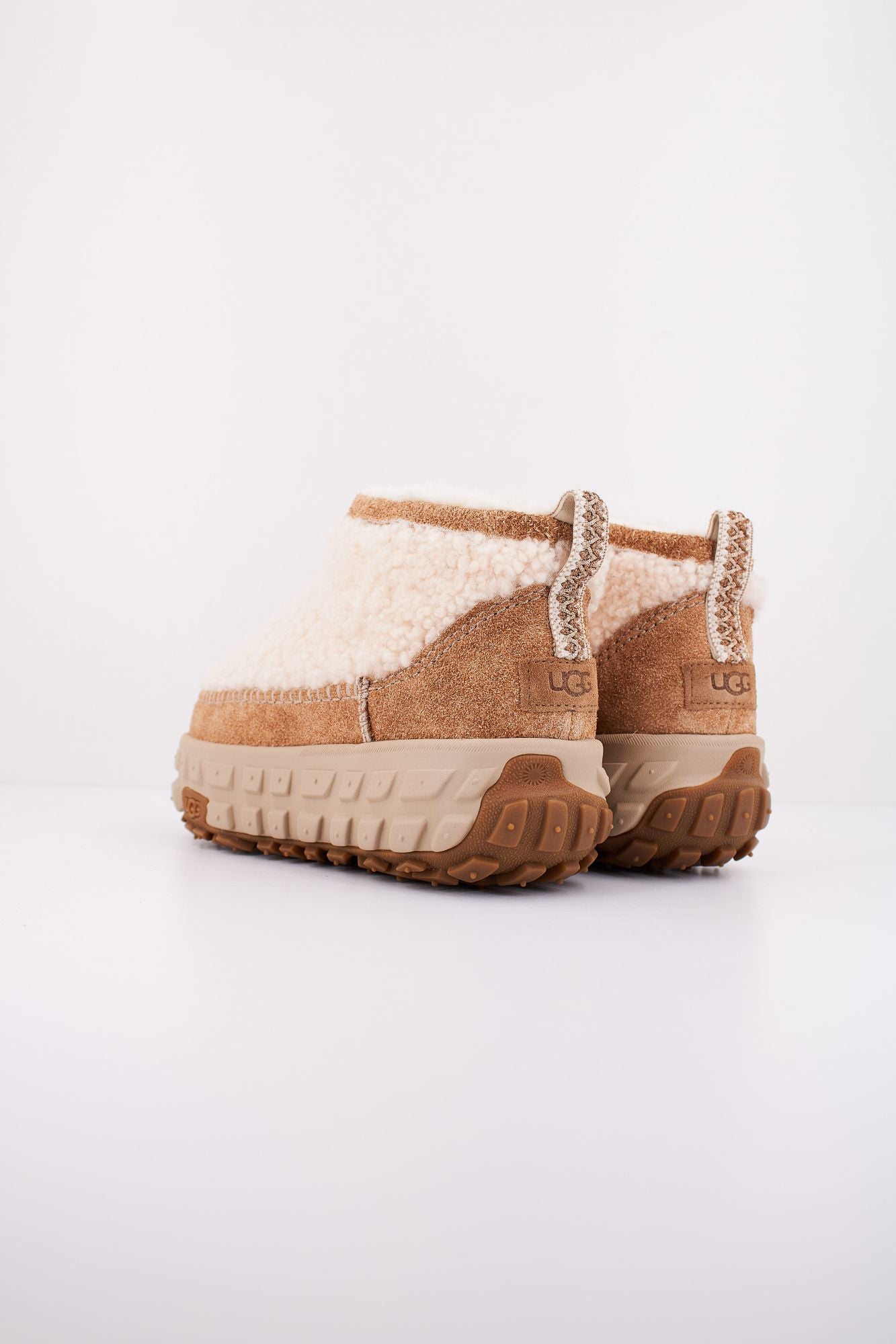 UGG W VENTURE DAZE ULTRA MINI COZY en color BEIS (4)