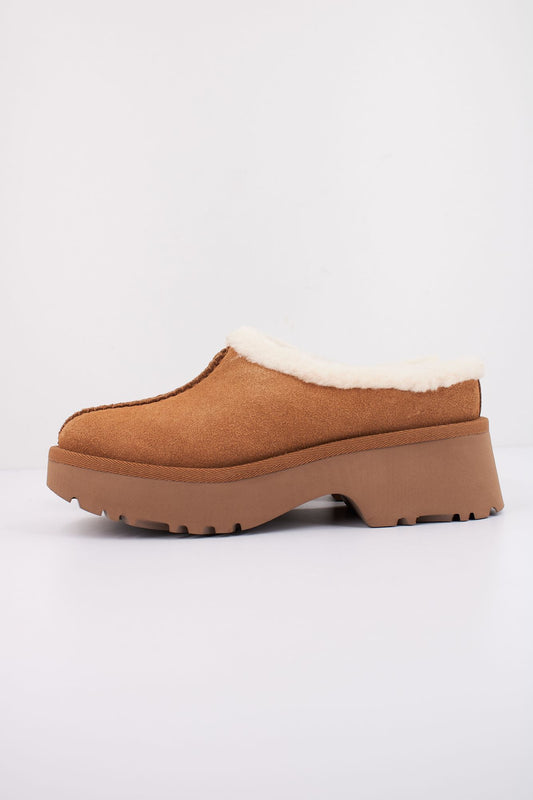 UGG NEW HEIGHTS COZY CLOG en color MARRON (1)