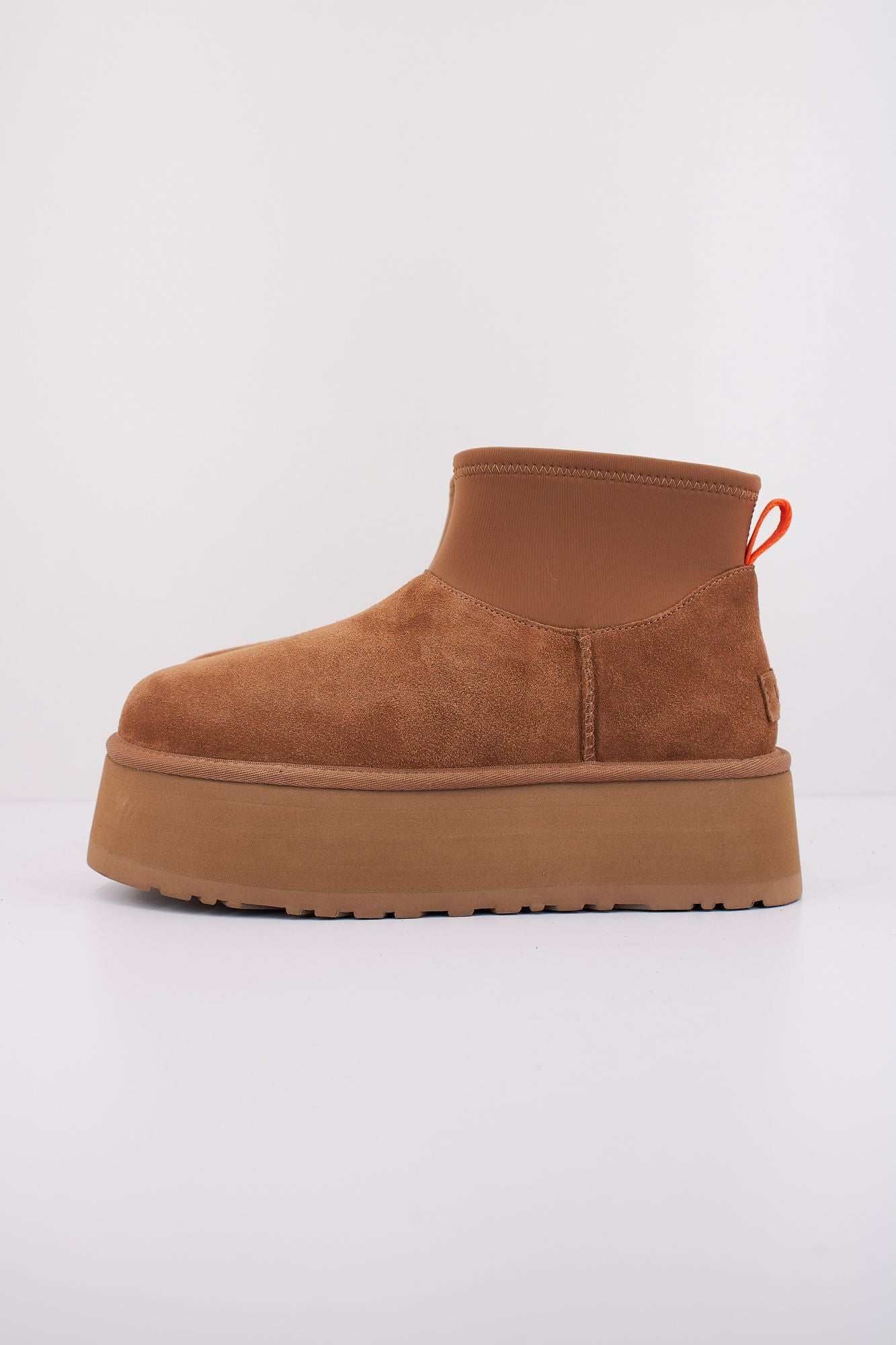 UGG CLASSIC MINI DIPPER en color MARRON (1)