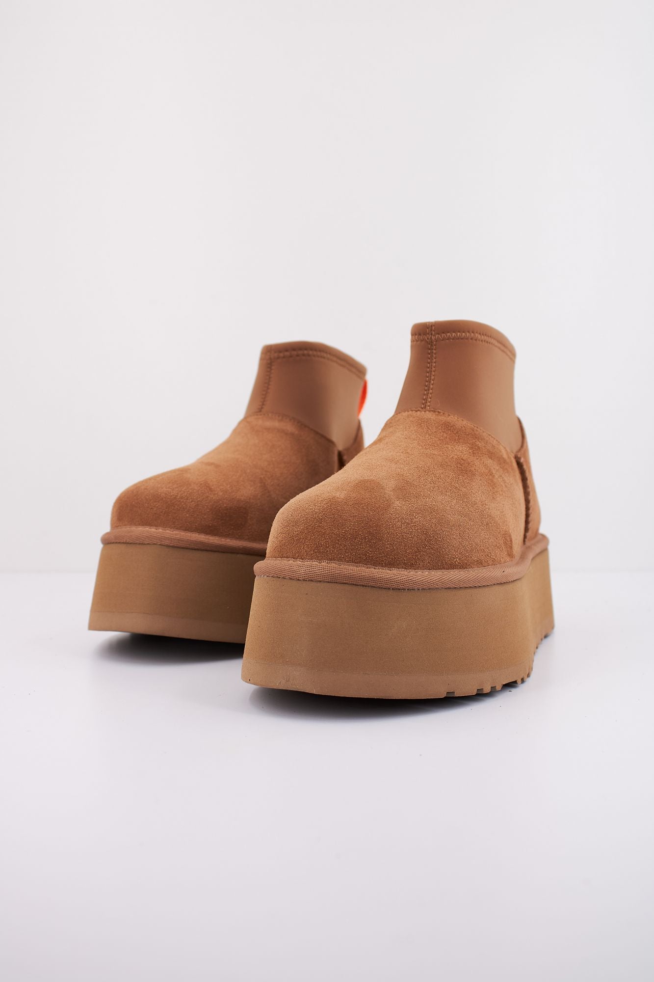 UGG CLASSIC MINI DIPPER en color MARRON (2)