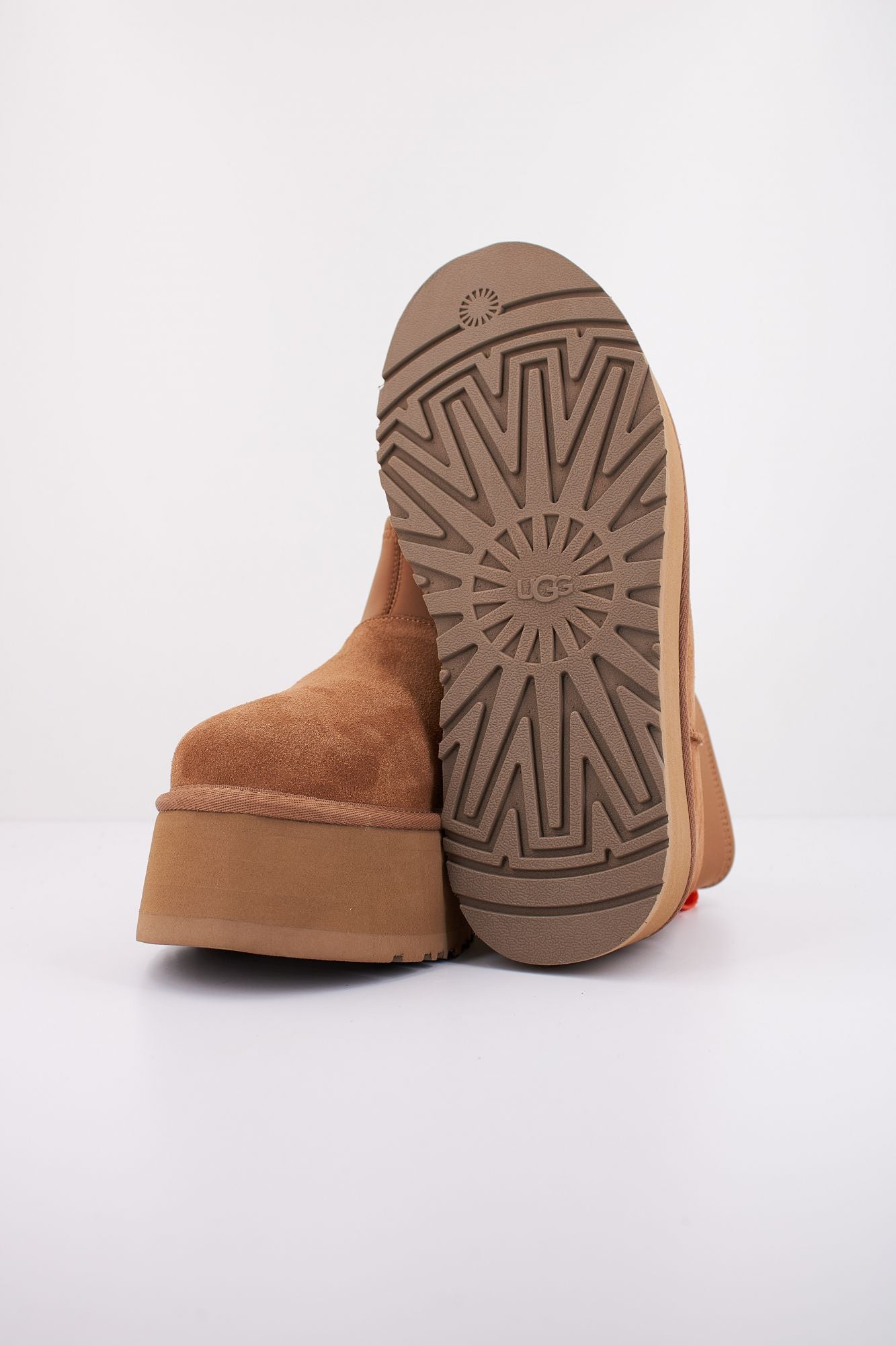 UGG CLASSIC MINI DIPPER en color MARRON (5)