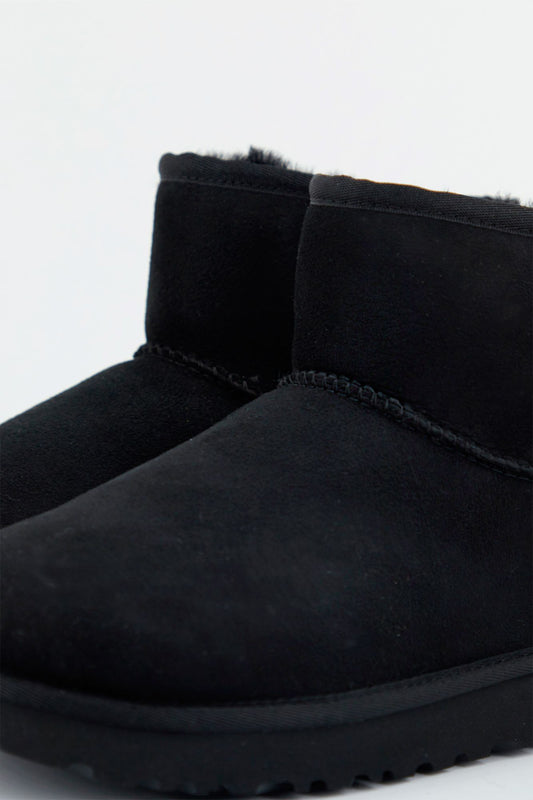 UGG UGG CLASSIC MINI en color NEGRO (2)