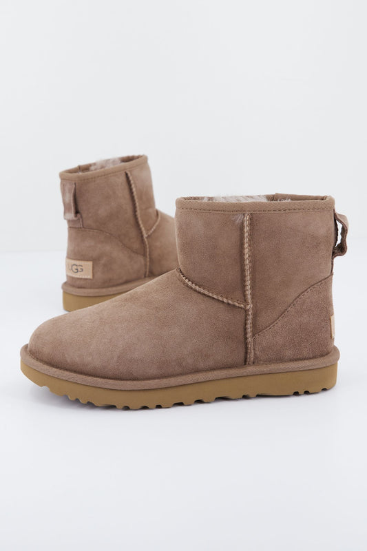 UGG CLASSIC MINI II en color MARRON (1)