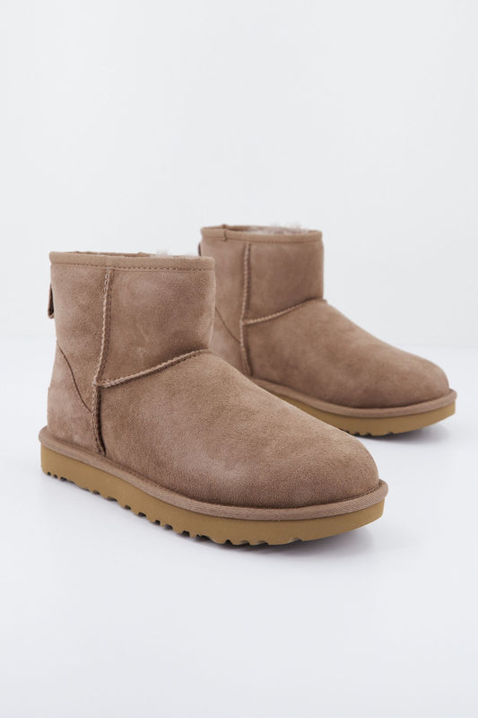 UGG CLASSIC MINI II en color MARRON (2)