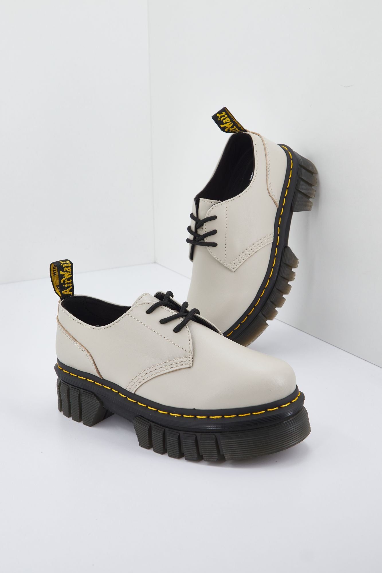 DR. MARTENS AUDRICK 3-EYE SHOE  en color BEIS (1)