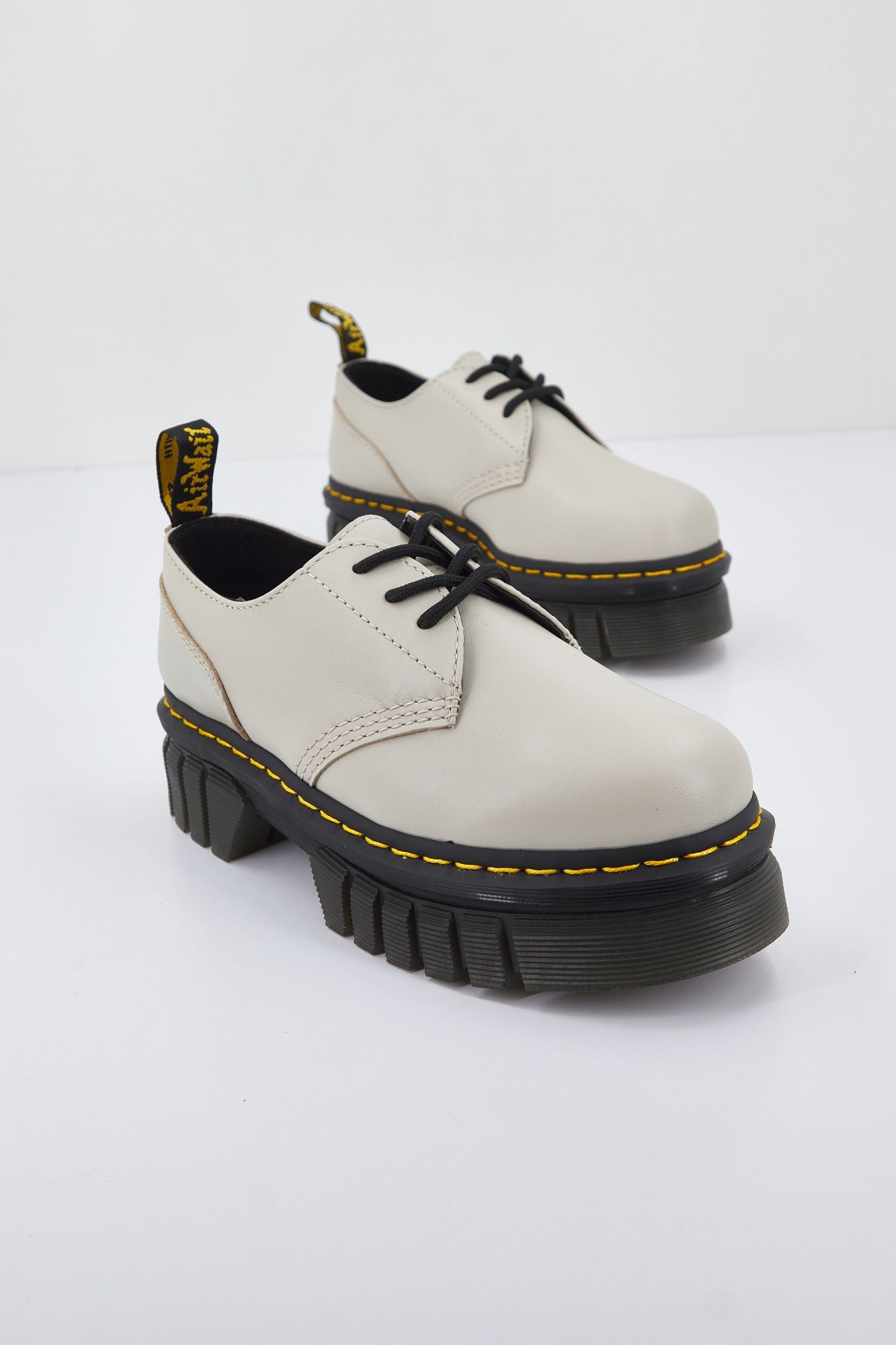 DR. MARTENS AUDRICK 3-EYE SHOE  en color BEIS (3)