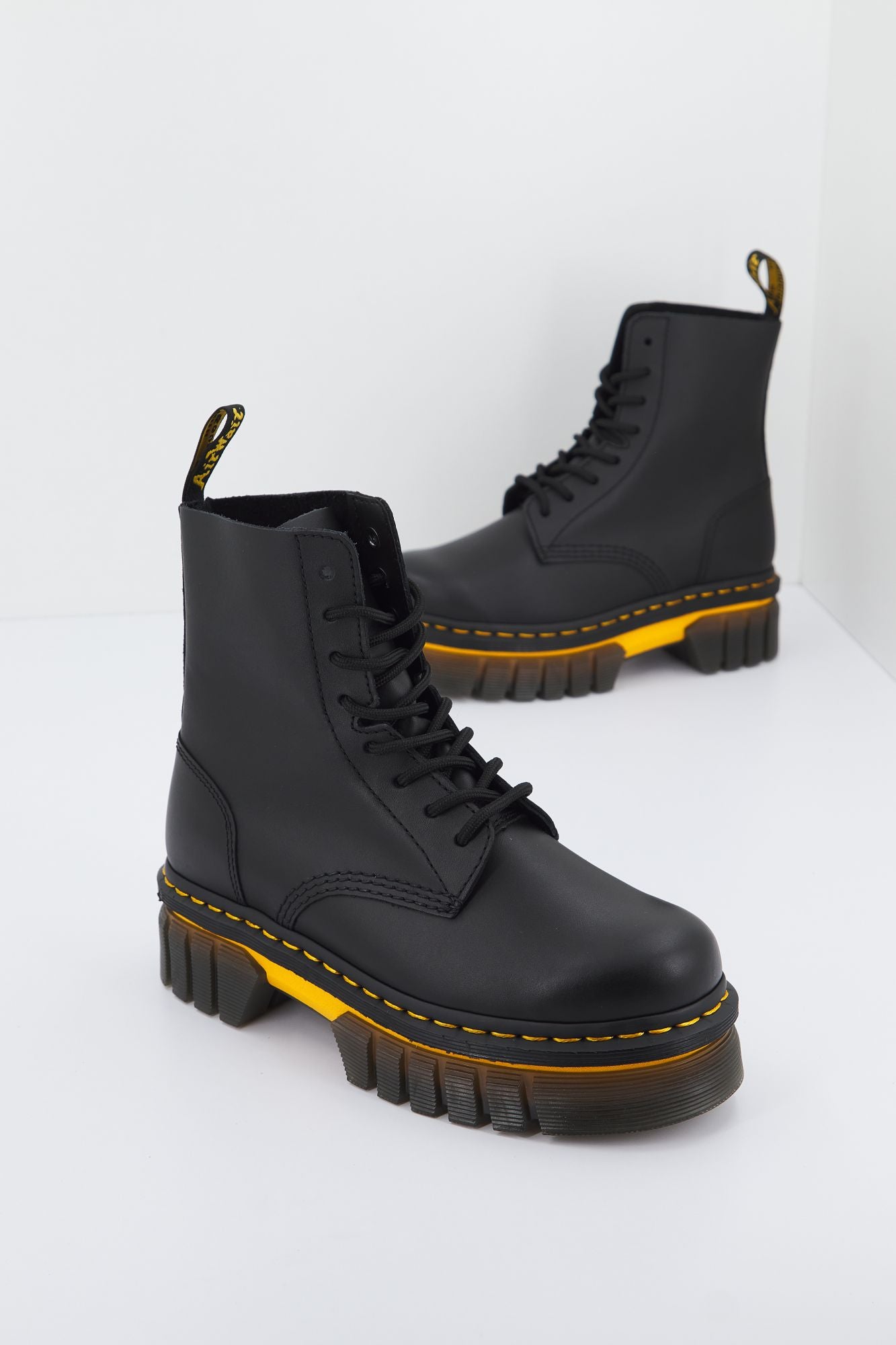 DR. MARTENS AUDRICK 8I BOOT  en color NEGRO (1)