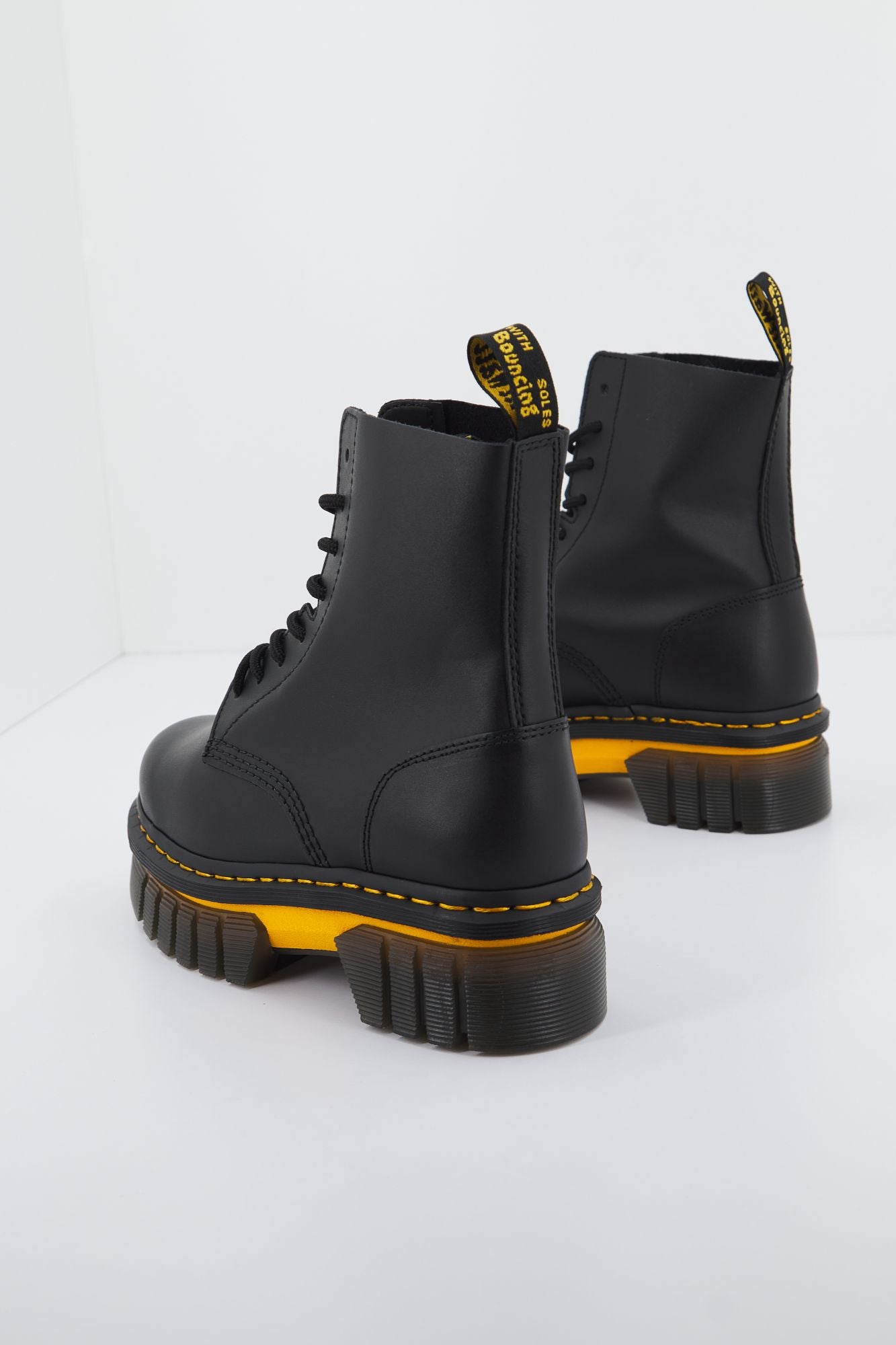 DR. MARTENS AUDRICK 8I BOOT  en color NEGRO (3)