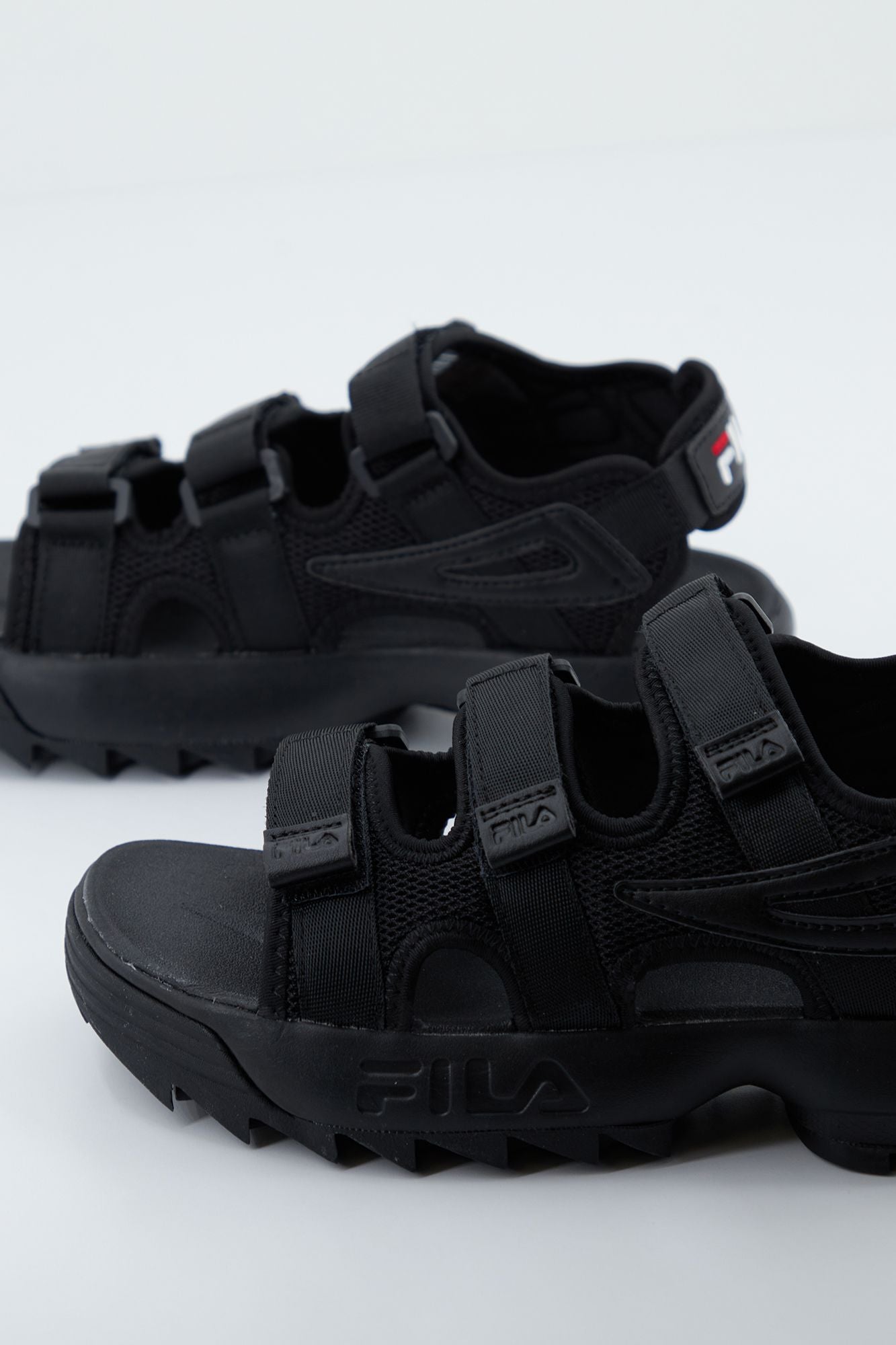 Black fila disruptor discount sandals