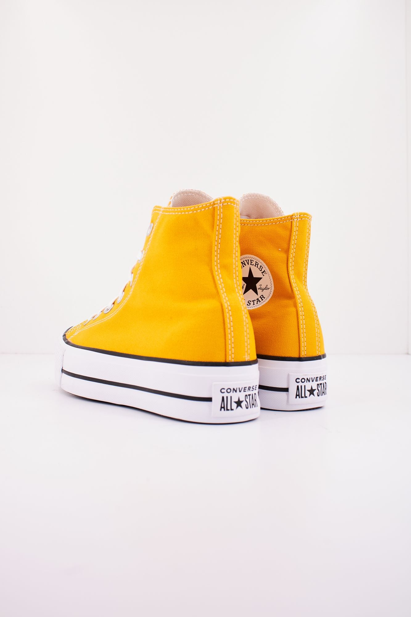 Converse store color amarillo