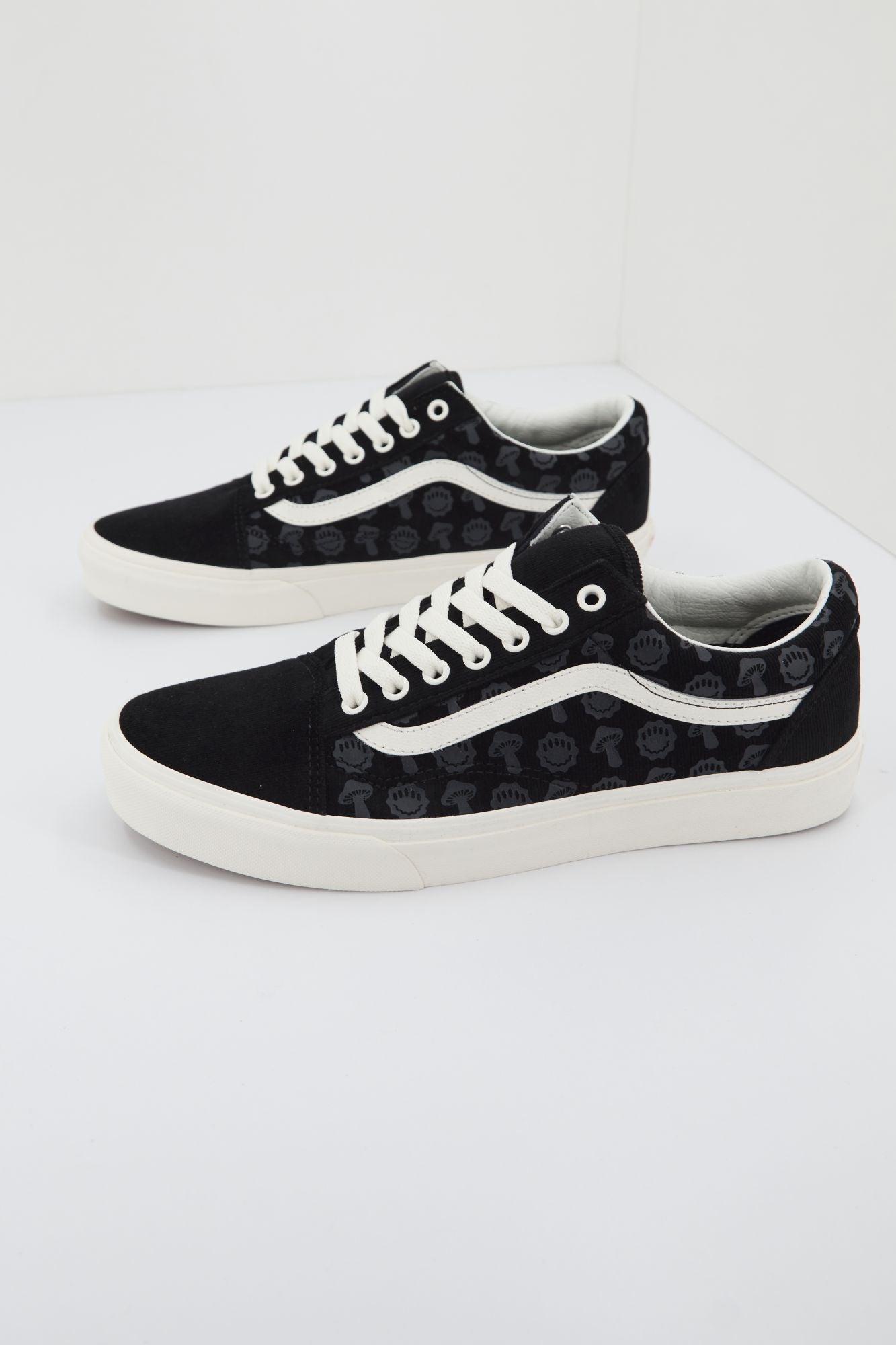 VANS  UA OLD SKOOL en color NEGRO (1)