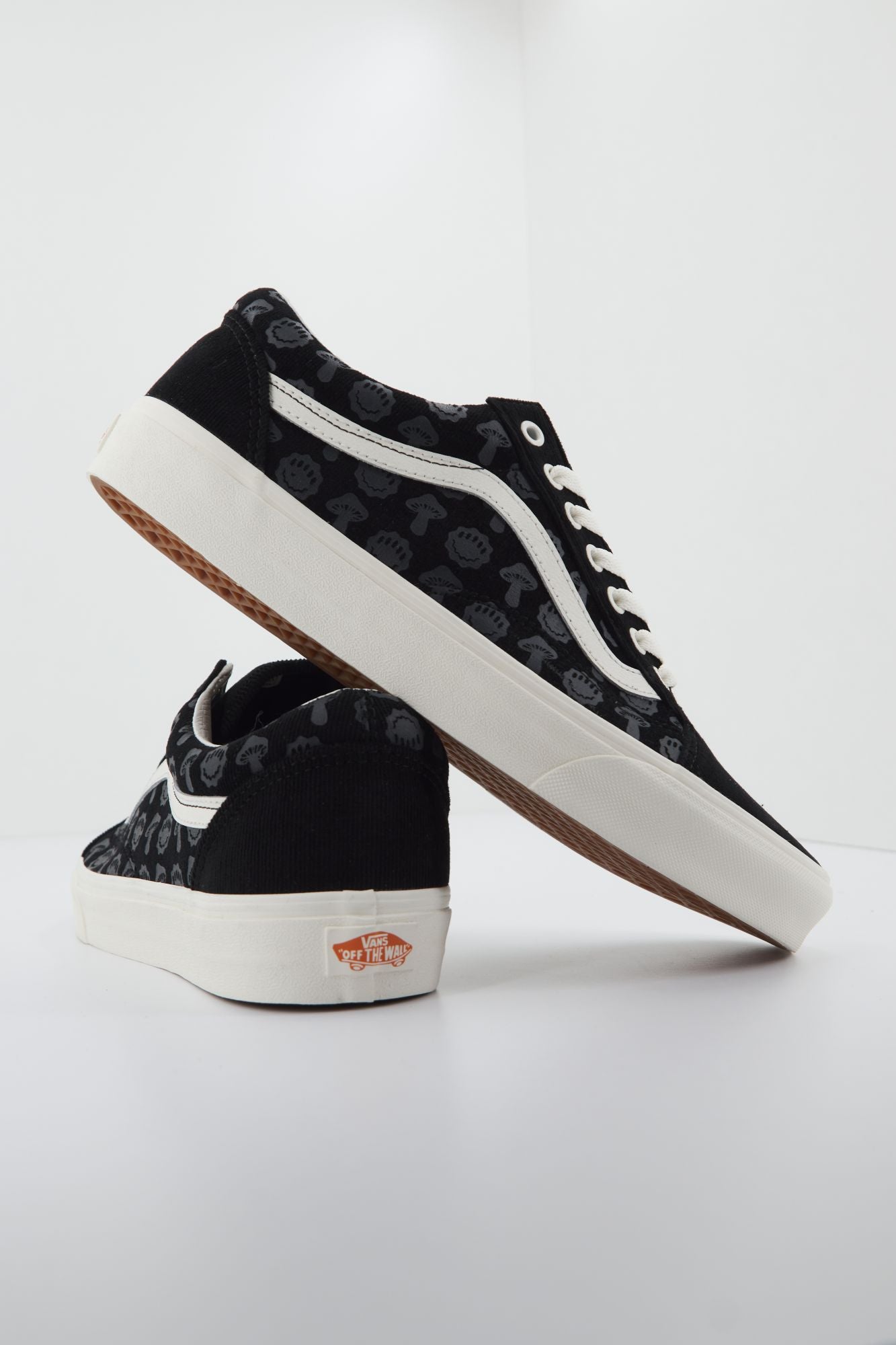 VANS  UA OLD SKOOL en color NEGRO (2)