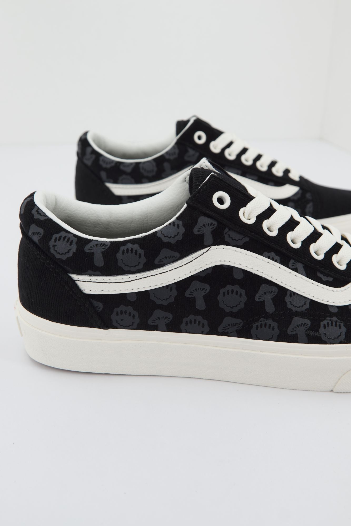 VANS  UA OLD SKOOL en color NEGRO (3)