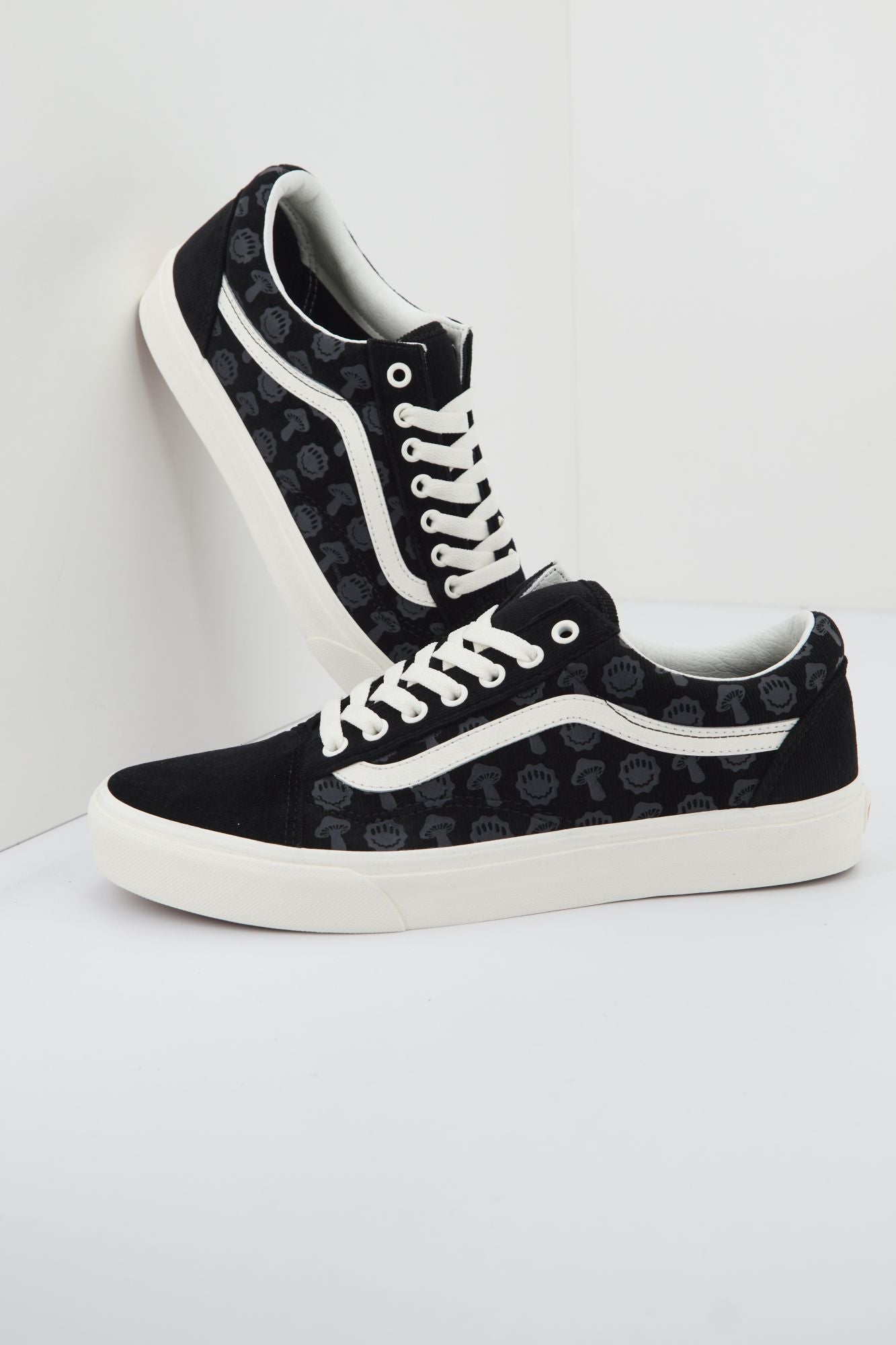 VANS  UA OLD SKOOL en color NEGRO (4)