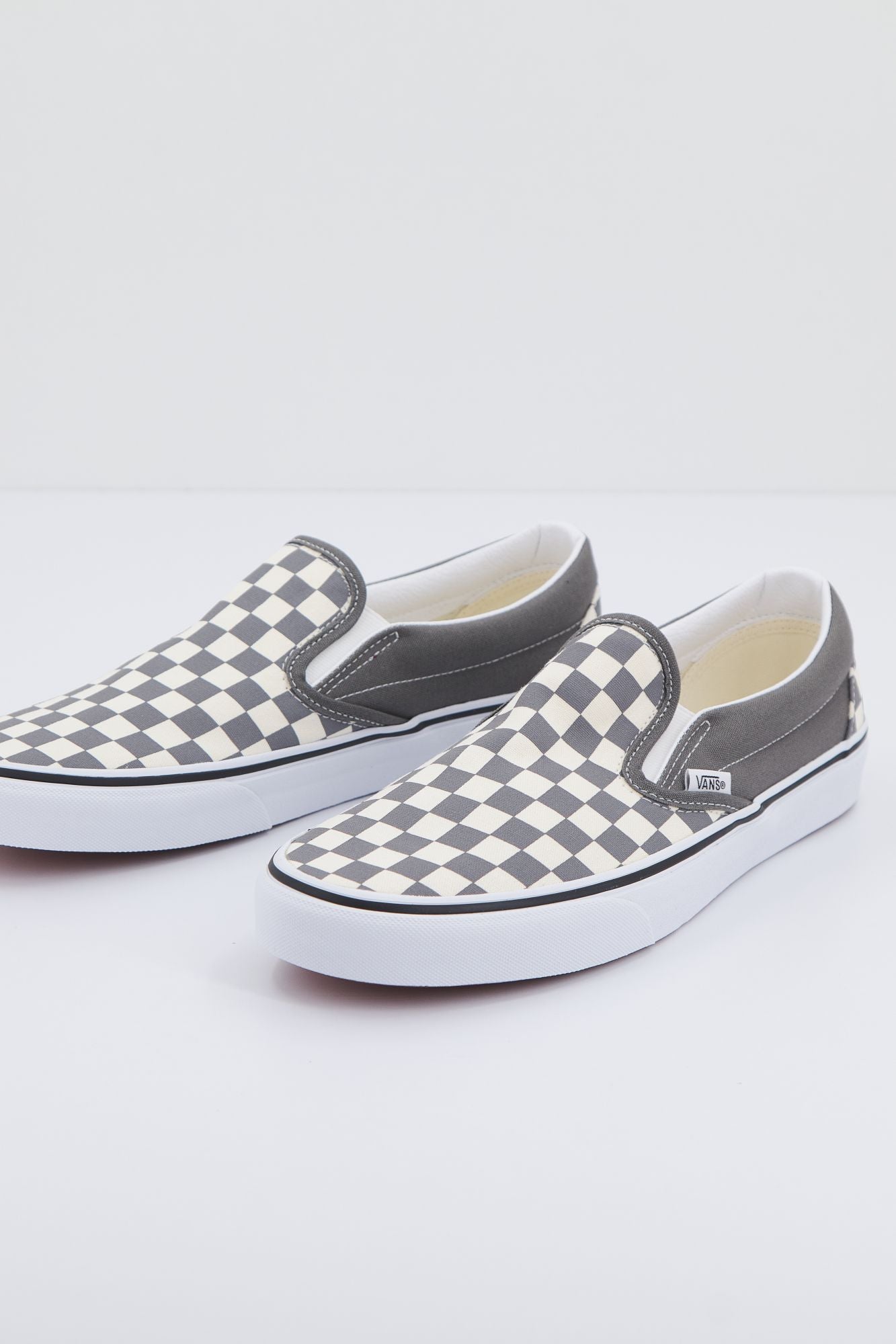 VANS CLASSIC SLIP-ON en color GRIS (1)