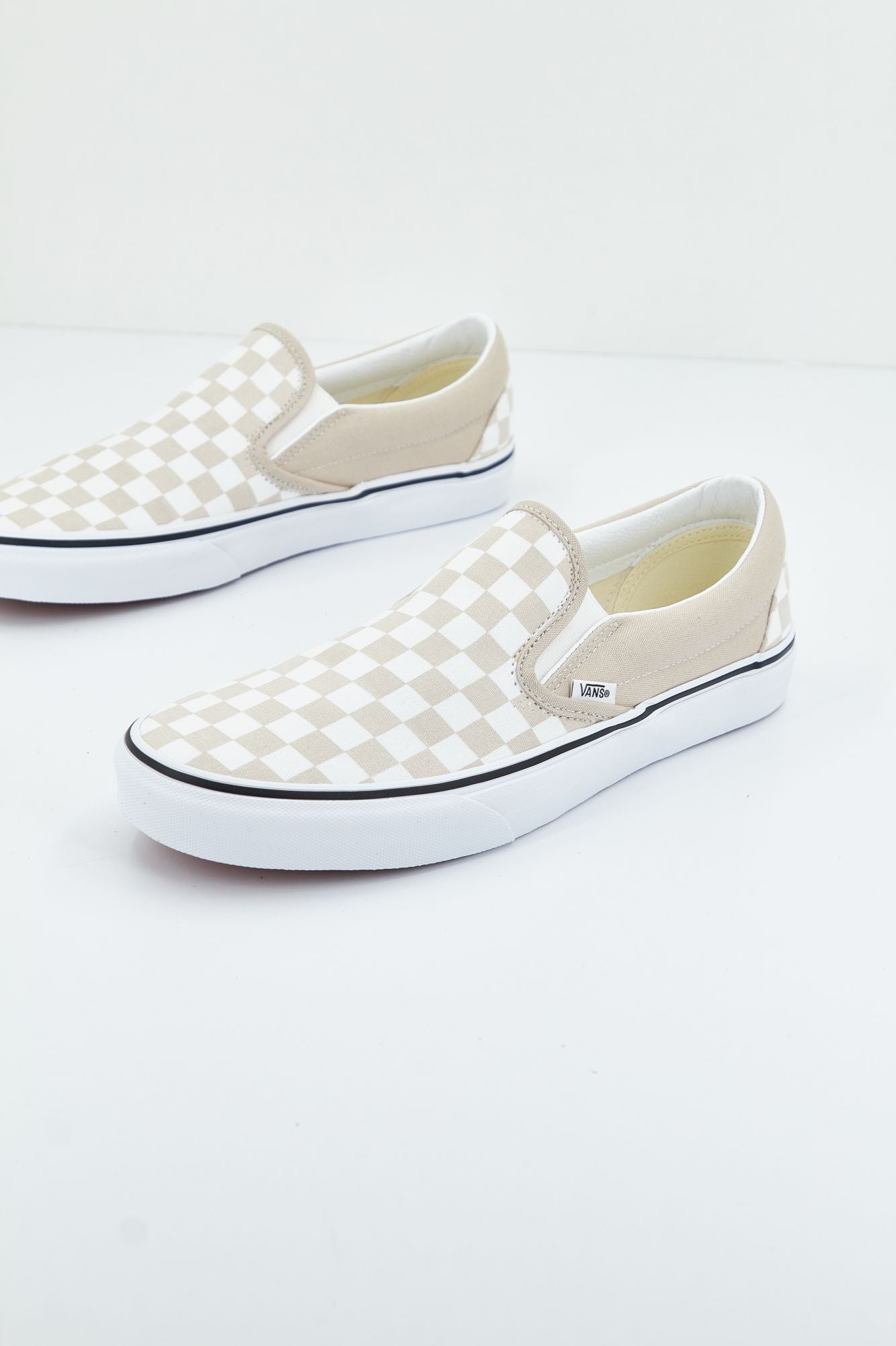 VANS CLASSIC SLIP-ON en color BEIS (1)