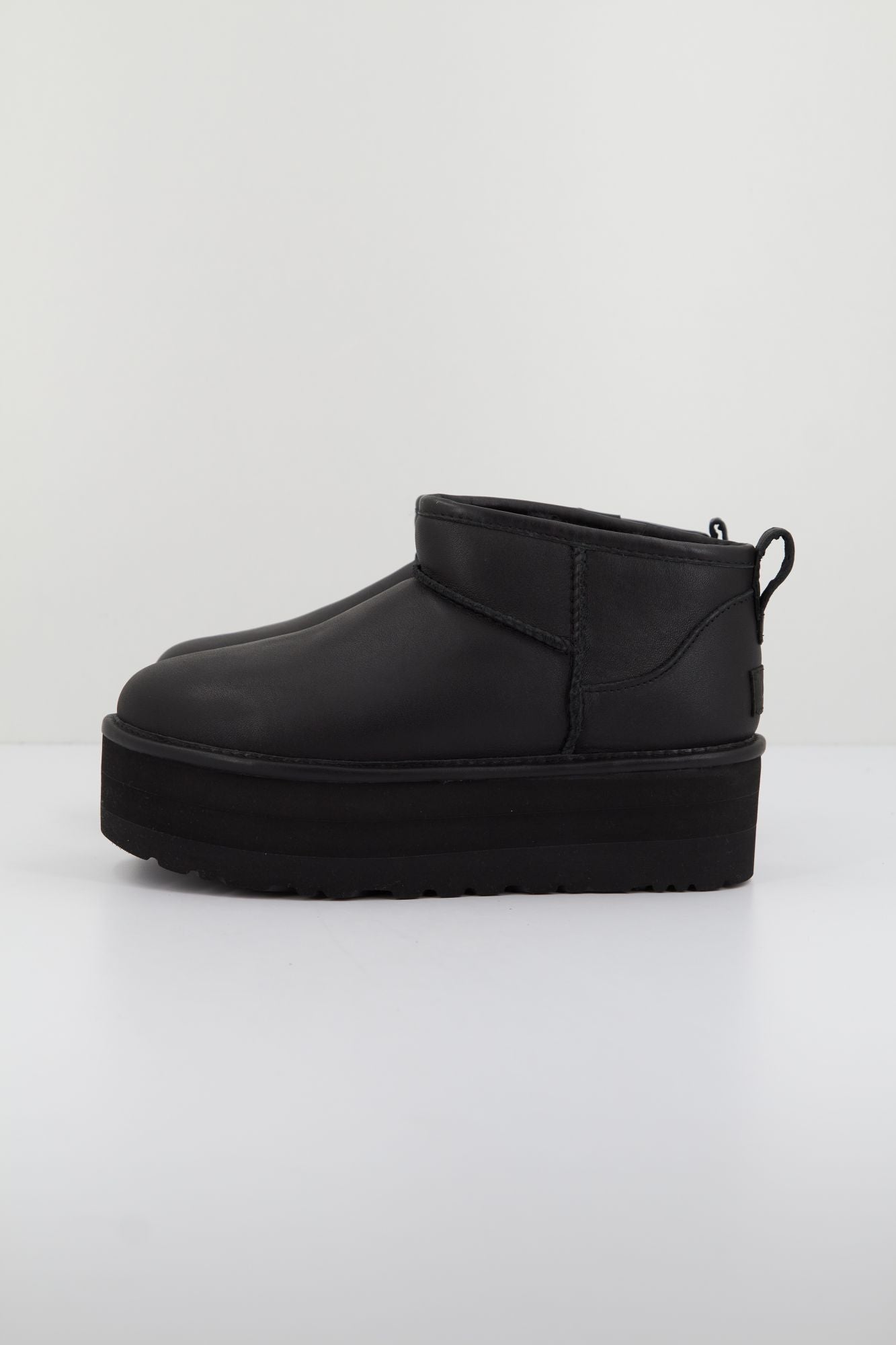 UGG W CLASSIC ULTRA MINI PLATFORM en color NEGRO (1)