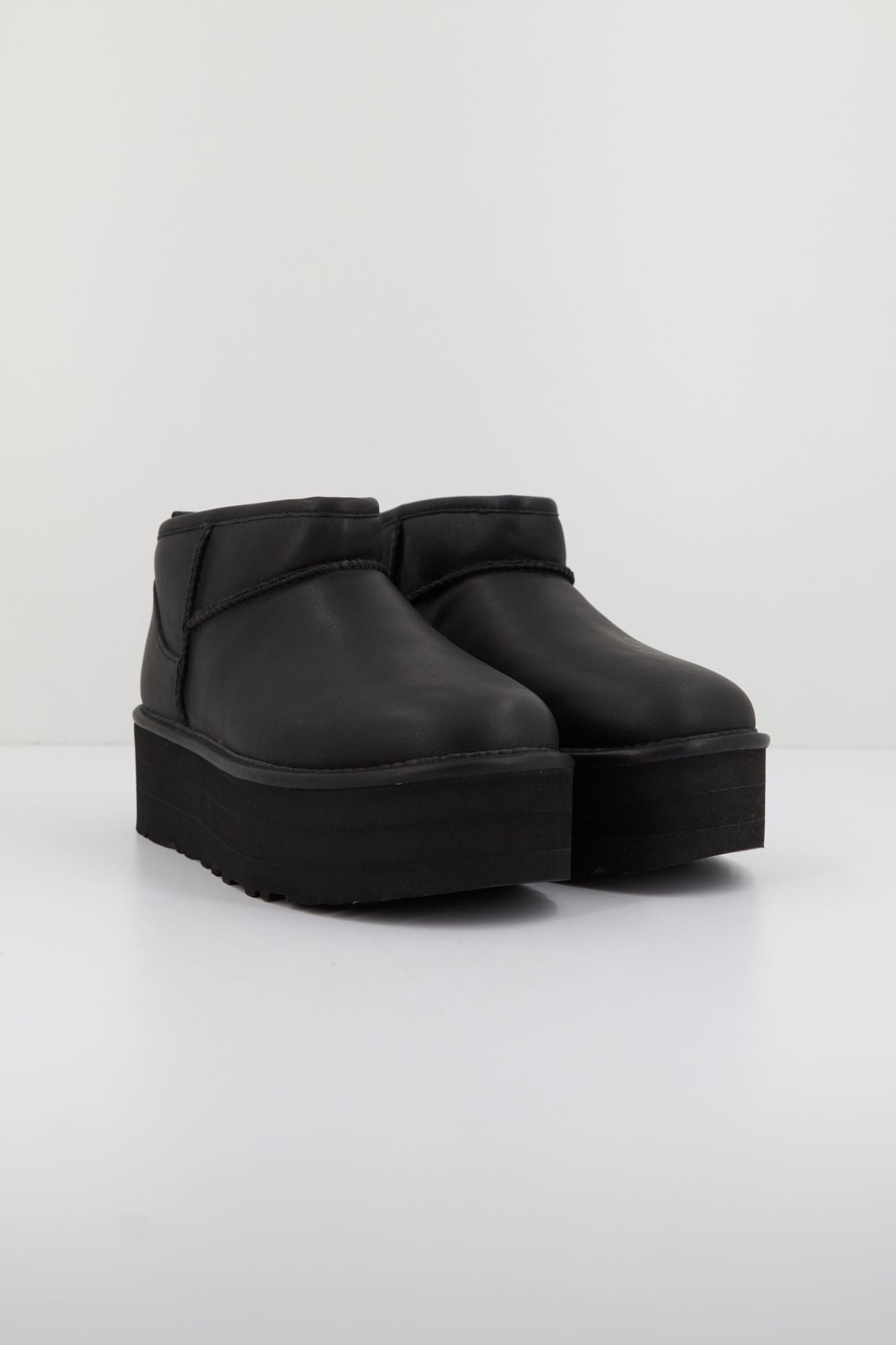 UGG W CLASSIC ULTRA MINI PLATFORM en color NEGRO (2)