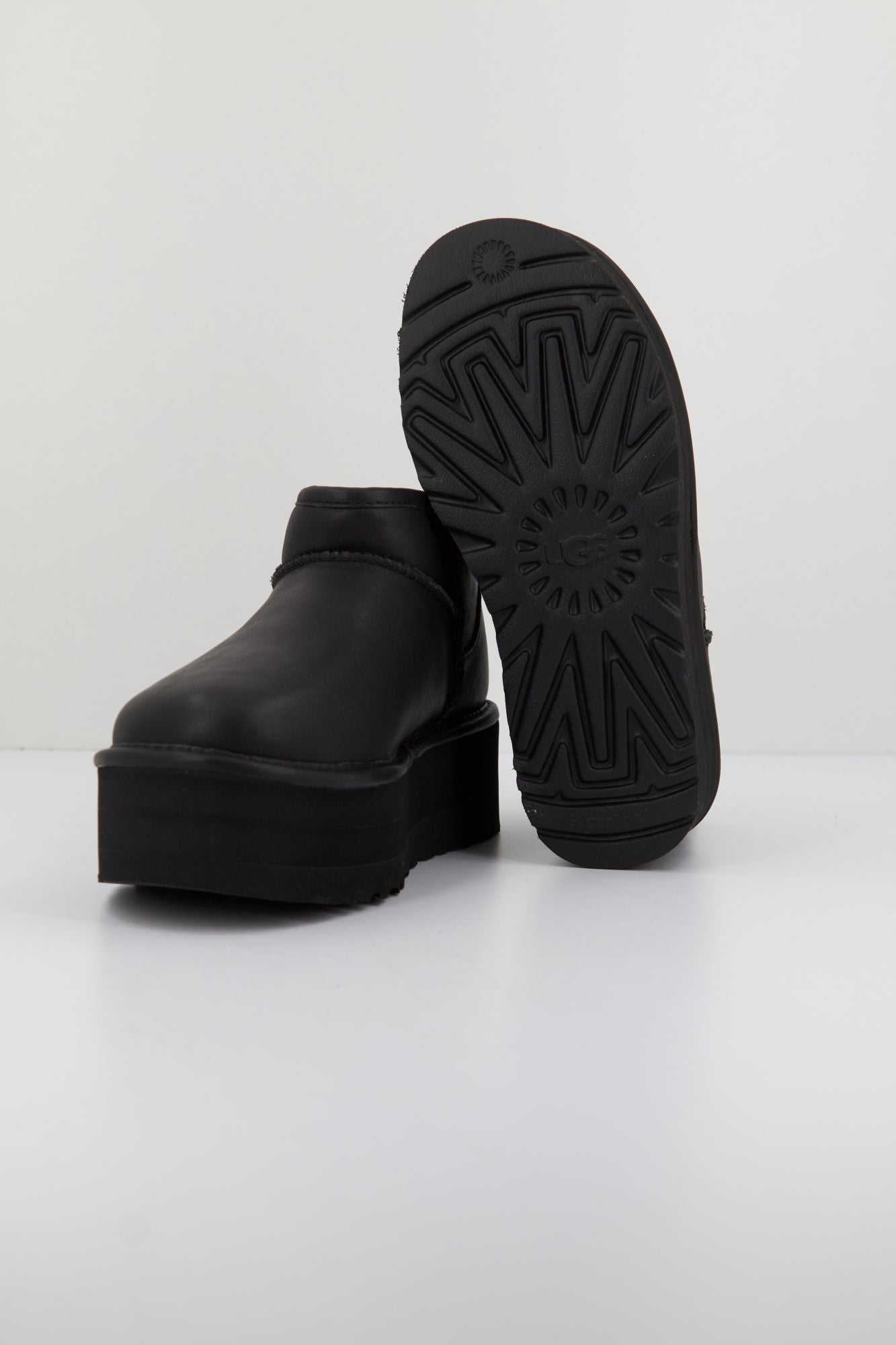 UGG W CLASSIC ULTRA MINI PLATFORM en color NEGRO (4)